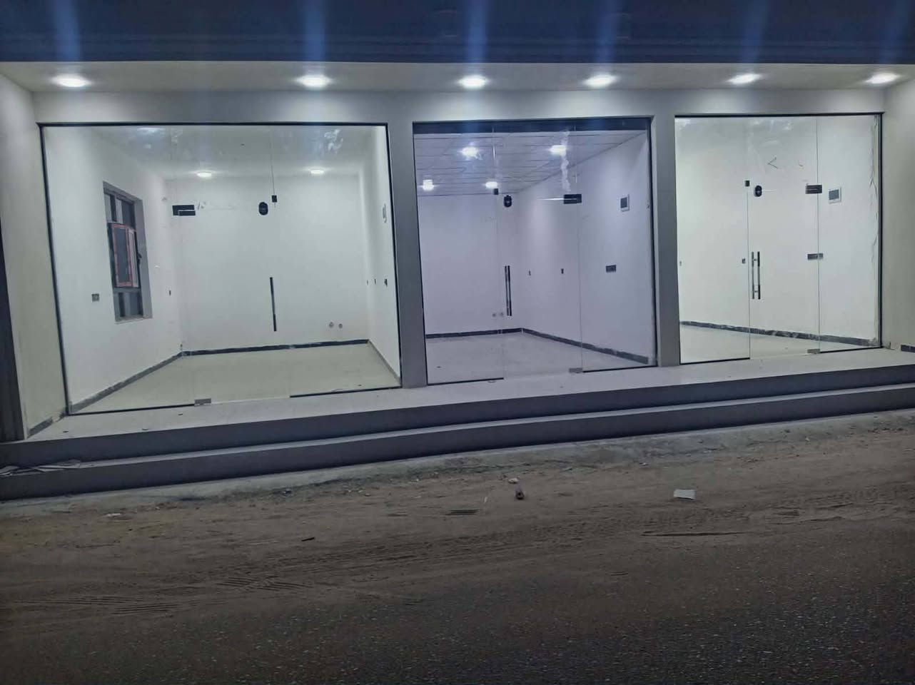 محلات ايجار عدد ٣ قرب الشارع العام مجمع العدل 
يوجد محل كبير بي مطبخ وحمام ومنور قرب ادم مول 
*********** وتساب
