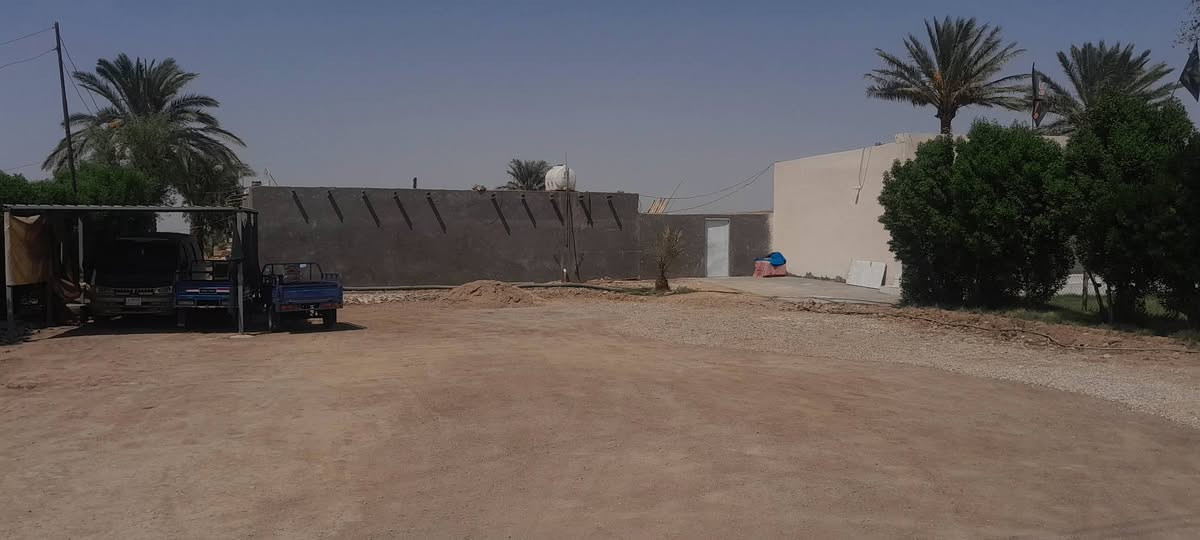 يوجد بيت مساحته بحدود 700 متر وصحيات داخليه 
مع 2دونم ونص تقريبا + حوش كبير 
ومع مضيف خارجي +حديقة كبيره وصحيات 
على طريق كوت - الحي 
مقابيل مدرسه اليقين الابتدائية - قريه الزركان 
للاستفسار أكثر الاتصال على الرقم (متوفر واتساب ***********)
