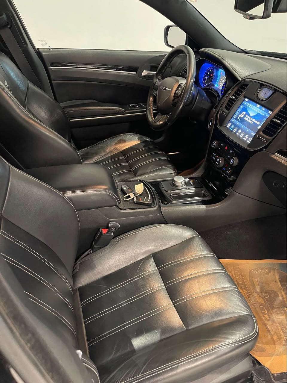 chrysler 300 2019 S 
كلين تايتڵە - بێ بۆیاخە بێ پارچە گۆڕان - 
تەنها دوو شوێن کارتی هەیە - 
کەنەدیە - تەنها 80 هەزار مایل ڕۆشتووە - 
ئێرباگی نەتەقیوە - گێڕ و مەکینە و کارەبایی بەشەرت
مواصفات S فوول فوول تەنها پانۆراما نیە 
- سەنەوی ڕەقەمی تازەیە— تازە سێرفس عام کراوە
تحویل غرامە بشرت - شوێن سلێمانی کۆمپانیای ڕۆژماک - 

***********
*********** 

کرایسلەر ٣٠٠ مودیل ٢٠١٩ مواصفات S 
کلین تایل مکفول کفالە عامە -بدون صبوخ 
بس بیها مکانین شبر صبوغ - سیارە سیرفس جدید
سیارە کندیە - ماشیە ٨٠ لف میل - سیارە ٦ سلندر 
کیر مکینە کهربائی کل بشرط - رقم سنویە جدید 
ارباکات کل سلیمە ( ما طاک) - تحویل غرامە بشرط
مکان سیارە سلیمانیە — شرکە روجماک

***********
*********** السليمانية, العراق
