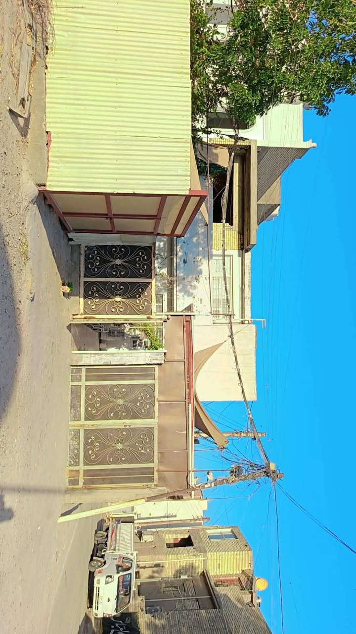 السلام عليكم بيت للبيع المساحه 150 طاب وصرف و150 تشجير بيت يحتوي على حديقه خارجيه وطرمتين وست حمامات البيت يحتوي على مدخلين يحتوي على صاله واستقبال في الطابق الاول وغرفه نوم ومطبخ حار وبارد في الطابق الثاني ثلاث غرف نوم وصاله المكان بغداد الدوره ابو الدشير خلف المركز الرقم *********** الرقم الثاني ***********
