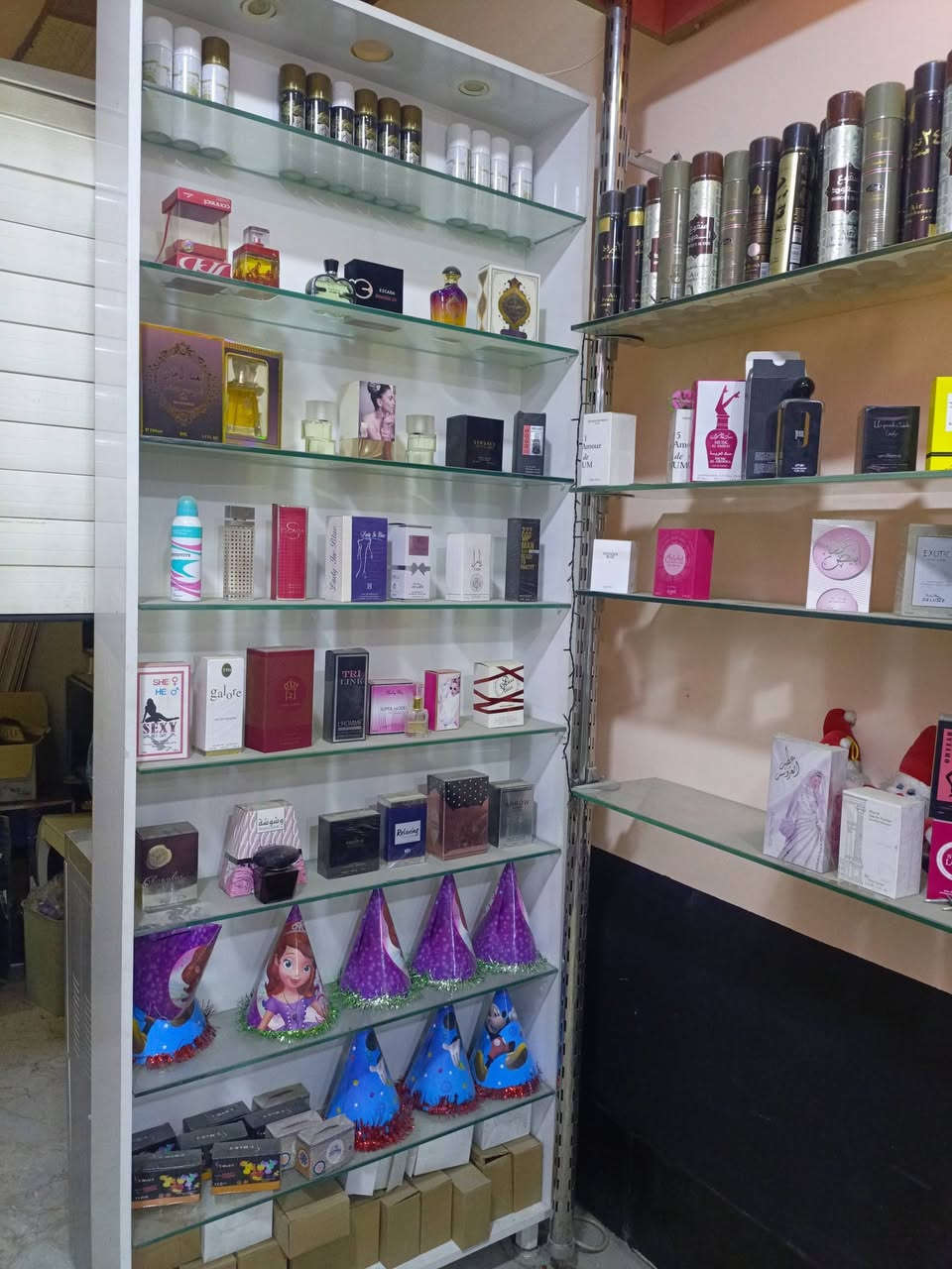 للبيع للبيع 
فاترينات عدد 2 

عارضات  عدد 5 قياس  1 متر  ام دي إيف مطعم بجام 10 ملم 

استاندات ستيل مع رفوف جام 10ملم 

مستخدمه بمحل عطور وحاليا المحل للبيع 
كركوك ***********
