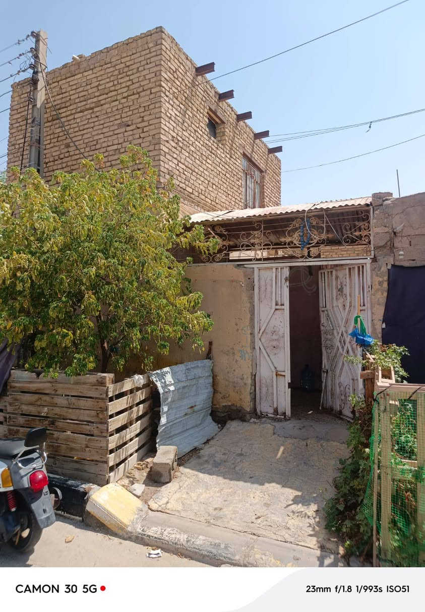 عليكم بيت للبيع المكان ناصريه حي الشهداء بشارع لنص لبيت ركن عل ساحه المساحه مالته 240متر 
رقم لستفسار ***********
