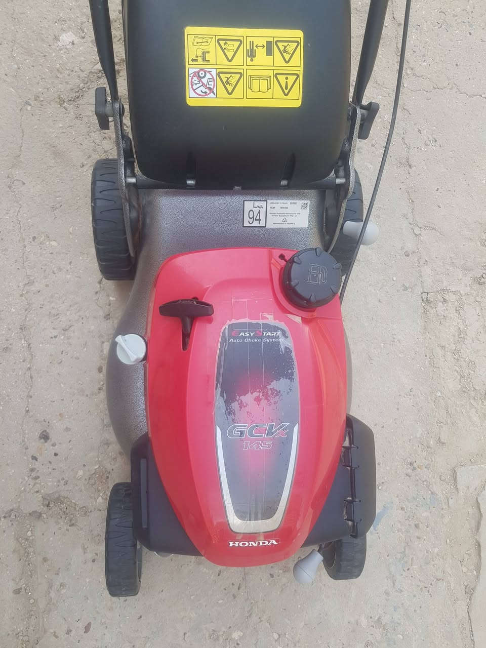 ​للبيع ماكينة جز وقص العشب الاحترافية من الشركة العالمية هوندا (Honda) من سلسلة Izy المعروفة بقوتها وعمرها الطويل.
:للبيع ماكينة جز وقص العشب الاحترافية من الشركة العالمية هوندا (Honda) من سلسلة Izy المعروفة بقوتها وعمرها الطويل
​الماركة: Honda (هوندا أصلية).  
​الموديل: Honda Izy.  
​المحرك: مزودة بمحرك هوندا القوي الحديث GCx160 يعمل بالبنزين، مما يوفر أداءً ممتازاً واستهلاكاً اقتصادياً للوقود.  
​الملحقات: تحتوي على كيس قماشي خلفي لتجميع العشب المبتور لسهولة التنظيف.  
​التصميم: هيكل متين وعجل قوي لسهولة الحركة والمناورة في الحدائق.  
​الحالة: شغال بحالة ممتازة وجاهزة للاستخدام المباشر.  
​السعر:  ٥٥٠٠٠٠ الف  
المكان: [ الديوانية ]
رقم الهاتف  ***********
