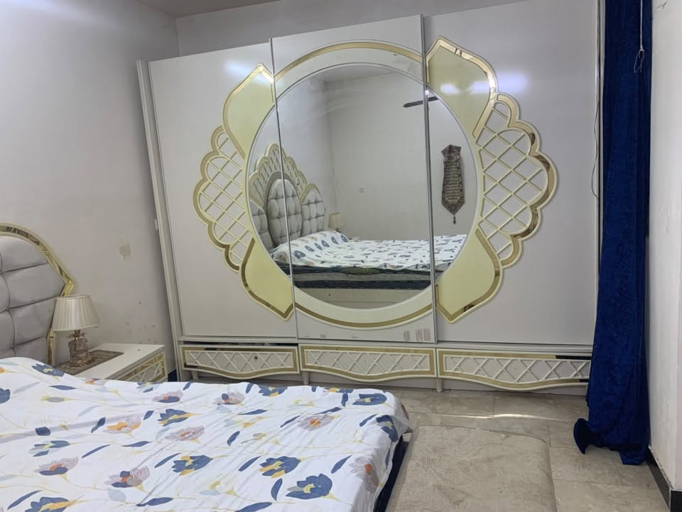 السلام عليكم
اغراض بيت للبيع
غرفة نوم 9 قطع ملكية خشب دبل صبغ حراري ضد الخدش نوع ثقيل  السعر 550

تخم ديوان 10 مقاعد نضيف اسفنج الظهر والمقعد بحالة جيدة السعر 150

ميز بلازما السعر 75
مكاني بغداد - حي الخضراء

السعر بي مجال 

***********
