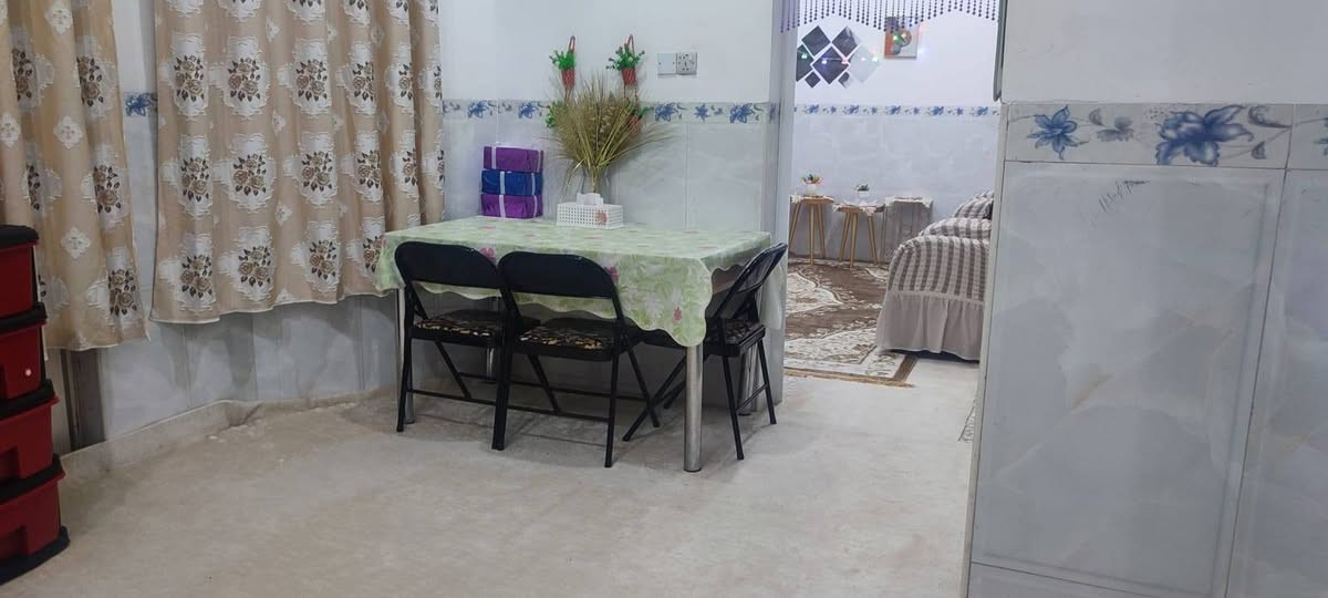 السلام عليكم
بيت طابو صرف للبيع مساحة ١٠٠م مربع ركن بحي الصدر قرب جامع 🕌  الرحمن
ط١ غرفة وصالة ومطبخ وبراني وصحيات داخليه وخارجيه 
ط٢  ثلاثة اغرف وصالة سنه البناء ٢٠٢٥ جدآ جدآ نظيف البيت 
السعر  155 مليون قابل للتفاوض 
الاستفسار إتصال ع الرقم  ***********

