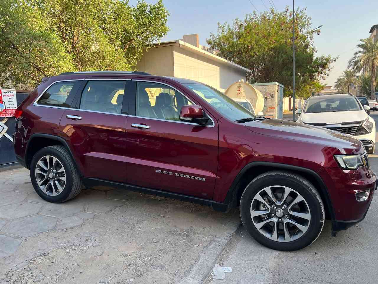 للبيع Jeep Grand Cherokee Limited Plus 2018
فور ويل 4x4 خليجي
عداد 95 ألف كم فقط
بدون أي ضربة أو صبغ فقط بارد بالصندوك شبر — فحص كامل

المواصفات:
• بصمة وتشغيل عن بعد
• شاشة كبيرة + 3 شاشات
• بانوراما
• كشنات جلد
• كشنات أمامية كهرباء مع تبريد وتدفئة
• كشنات خلفية تدفئة
• ميموري 3 وضعيات للكشنات
• ستيرن كهرباء مع تدفئة
• شفتات ستيرن وتحكمات كاملة
• بلوتوث
• رادار أمامي وخلفي + توقف ذاتي
• كامرة وحساسات أمامي وخلفي
• زراكات لايتات أمامية
• حساس لايت وماسحات أوتو
• تحكم أنظمة القيادة (ماوس)
• لايتات زنون متحركة
• صندوك كهربائي
• مراية حساس للضوء
• قطعتين تبريد
• تبريد بالصندوق

السيارة مال بيت
بانزين محسن + دهن أصلي

ا
 بغداد - حي العدل
 ***********
