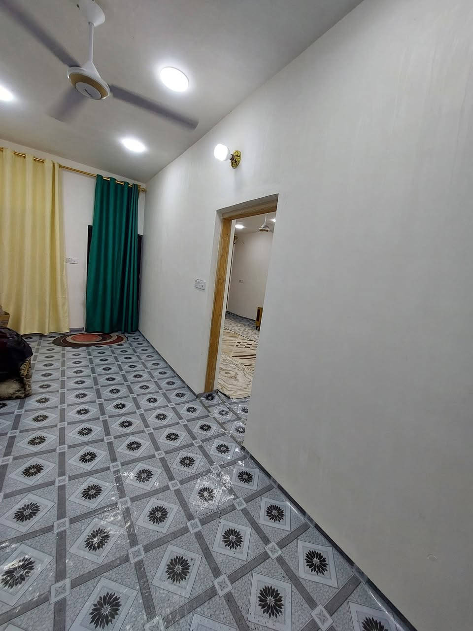 السلام عليكم ورحمة الله وبركاته
(دار تجاوز للبيع) 
يحتوي على :-
١- غرفة نوم عدد ٢
٢- مطبخ حار 
٣- مطبخ بارد + صالة
٤- مساحة درج 
٥- استقبال
٦- هول
٧- منور على طول البيت
٨- منور وسطي
٩- صحيات داخلية
١٠- صحيات خارجية
١١- طرمة
١٢- حديقة
١٣- بيتونة

مساحة البيت ٢٠٠ متر بناء حديث
السقف صب كونكريت 
سقف البيتونة سندويش
البيت مرقم وبي ورقة كهرباء
الموقع الامين الثانية / قرب شبكة الكهرباء
السعر خاص وبخدمتكم 
رقم الهاتف :- ***********
