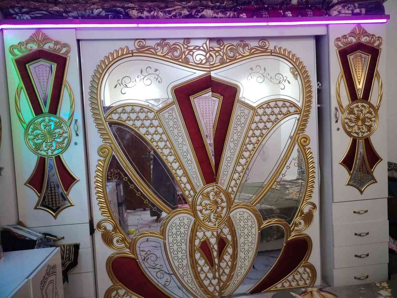 غرفه تركي نظيفه جدا
السعر ٦٠٠وبيه مجال  الحمزه الشرقي
***********
