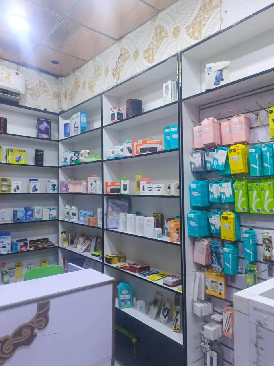 السلام عليك محل اللبيع محل موبايلات سعر الايجار 350محل عليه رجل كلش حلوه بس ابو المحل ما متفرغ المحل ‭

‭***********‬هاذه رقم ابو المحل العنوان القبله بحي الجامعه مقابيل لحوم ابو سجاد
