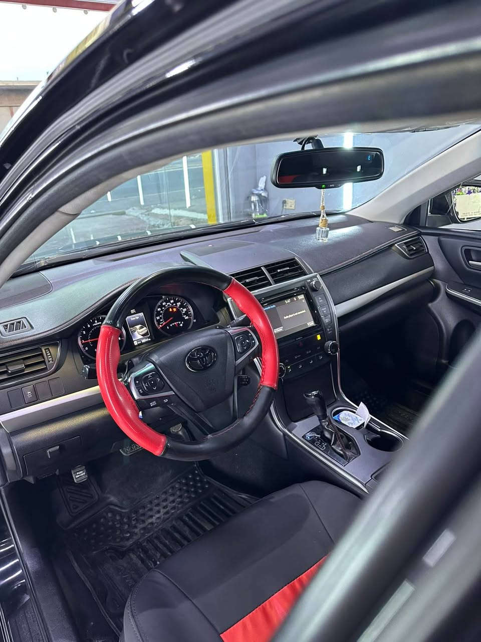 Toyota camry 2017 se plus
بصمه
شحن وايرليس
شاشه كبير
يده بصمه 
كشن كهرباى
سلايد
كاميره خلفى
تحديد سرعه
لون اسود
٢ قطعه صبخ ١ قطعه تبديل شريكه
*********** زاخو, دهوك
