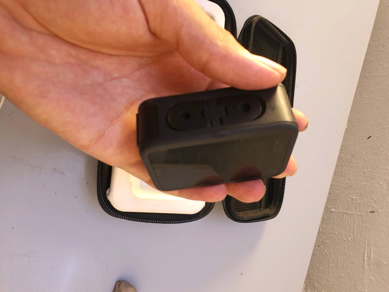للبيع: كاميرا GoPro Hero 9 Black بحالة ممتازة مع كامل الملحقات
​كاميرا الحالة العامة نظيفة جداً وجاهزة للاستخدام الفوري (بس تعال وصور!).
​📌 المواصفات الأساسية:
​دقة التصوير الفيديو: تصوير فائق الوضوح بدقة 5K، مع خيارات 4K و 2.7K و 1080p بمعدلات إطارات عالية للحركة السريعة و Slow Motion.
​دقة الصور الفوتوغرافية: 20 ميجابكسل مع دعم التصوير بصيغة RAW.
​الشاشات: شاشة أمامية ملونة (ممتازة للفلوجرز وتصوير السيلفي) + شاشة خلفية باللمس عالية الاستجابة.
​الثبات الإلكتروني: تقنية التثبيت الأسطورية HyperSmooth 3.0 لفيديوهات ناعمة بدون أي اهتزاز.
​المميزات: مقاومة للماء بدون غلاف حتى عمق 10 أمتار، مع ميزات التصوير الذكي.
​📦 الملحقات المتضمنة مع العرض:
​حقيبة حمل: متينة ومخصصة لحماية الكاميرا وكل ملحقاتها وترتيبها بشكل منظم.
​عدد 2 بطارية: لضمان وقت تصوير أطول وعدم تفويت أي لقطة.
​مجموعة قواعد تثبيت متنوعة: لتغطية كل زوايا وطرق التصوير.
​كيبل الشحن.
​السعر: 300
​التوصيل: متوفر خدمة التوصيل لجميع المحافظات 🚚
​للاتصال والتواصل: *********** (متاح اتصال أو واتساب)