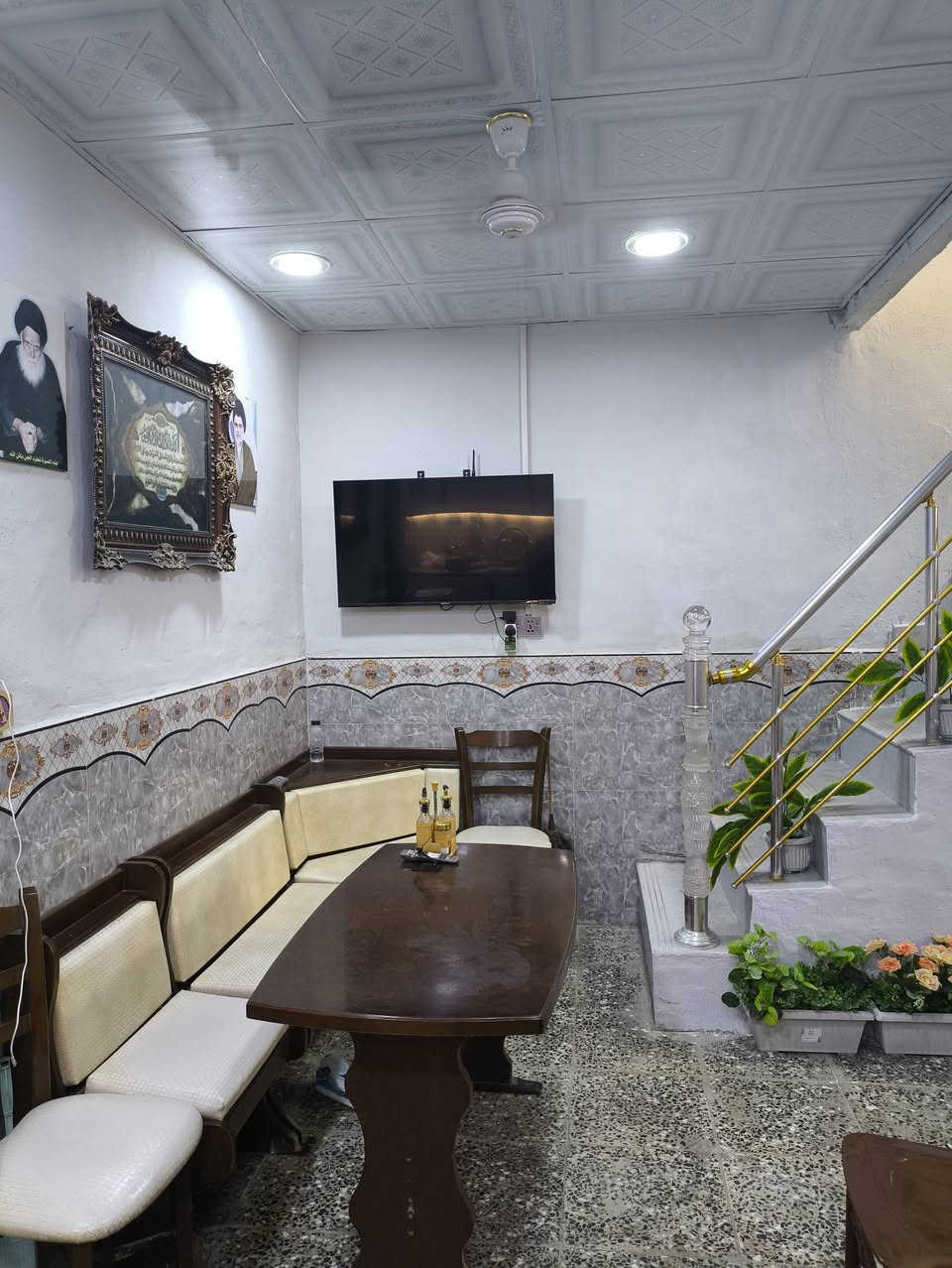 بيت للبيع في الجديدة الرابعة
قرب اسواق علي ابوسيف الكلابي قرب البرج مساحة البيت 70م يتكون من طابقين  نظيف جاهز لسكن غرفة وستقبال وصاله ومطبخ مفتوح على الصالة وحمام شىرقي وغربي ومكشوفه الطابق الارضي والطابق الثاني غرفتين ومخزن كما موضح في الصور السعر145قابل لتفاوض للأستفسارعلى الرقم ***********فقط اتصال موجود واتساب
