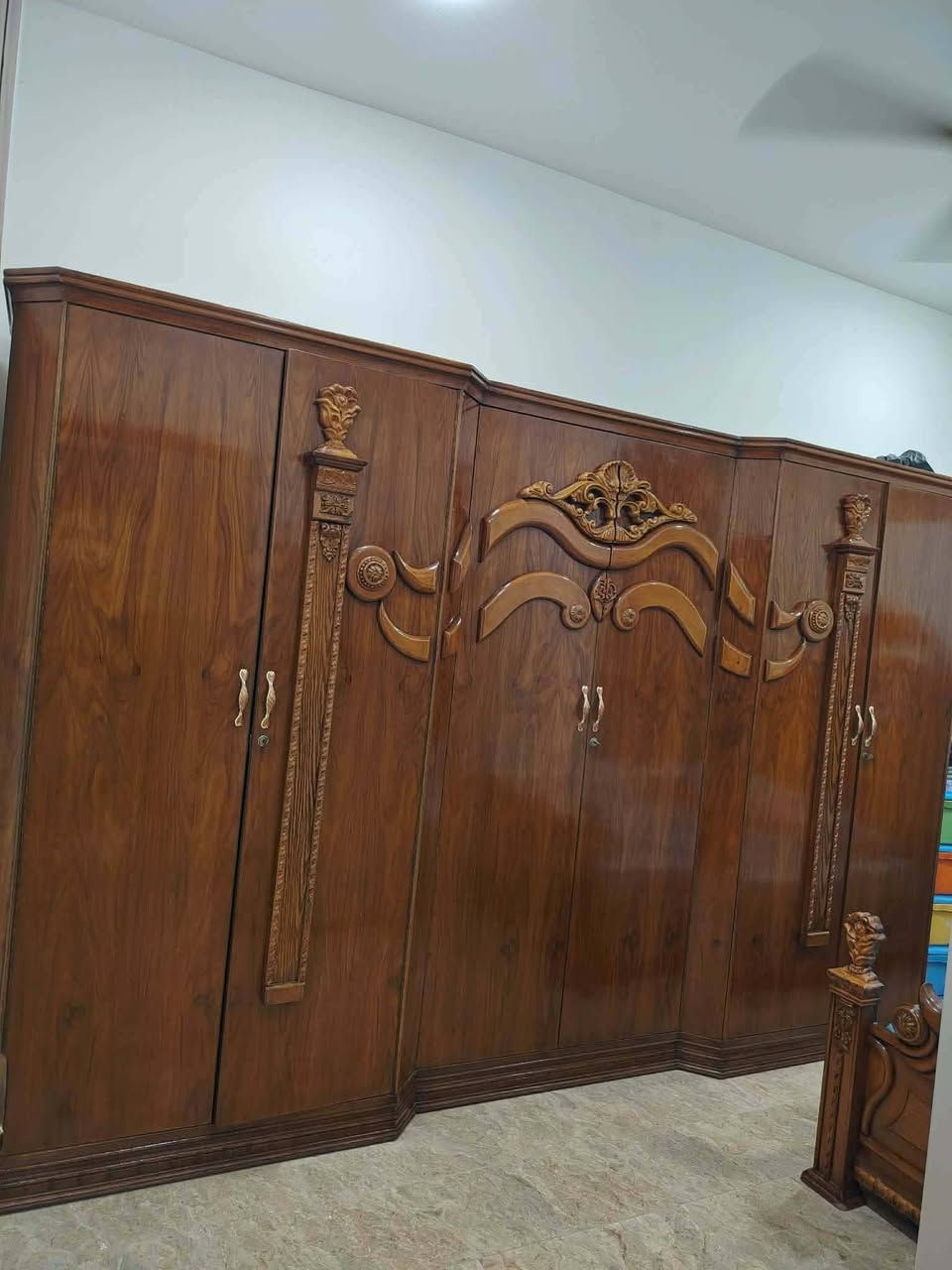 السلام عليكم
غرفه اخشاب اللبيع تفصال صاج نضيفه قبل شهرين اخذتهه والبيع بسسب  مساحه المكان راديهه مليون َوربع والله
***********
