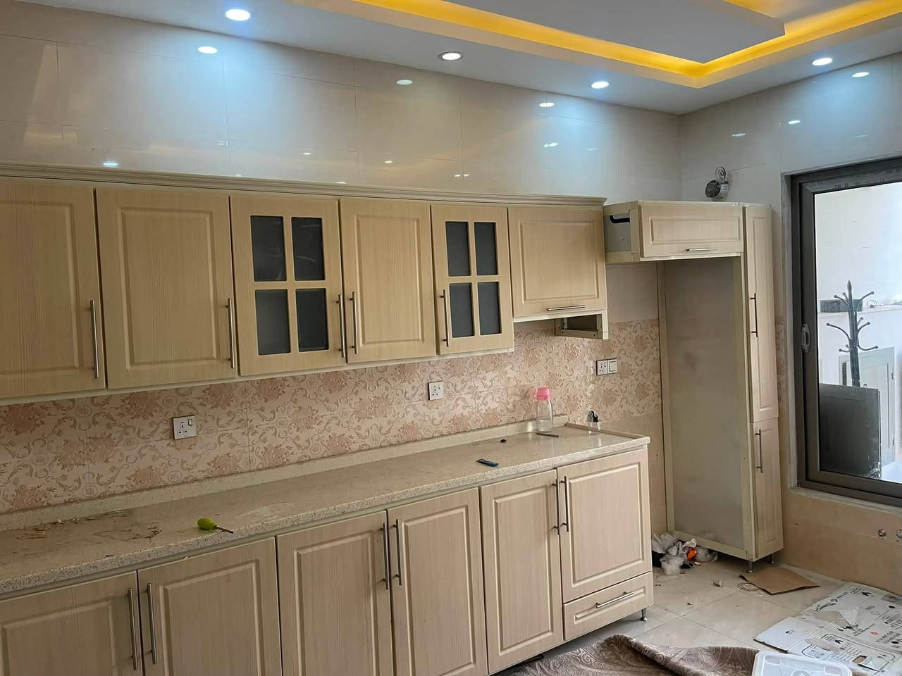 كاونتر ألمنيوم ابواب خشب بالون بريص. للبيع العنوان فرمان باران قرب ماركت كيفار  ***********واتس اب
