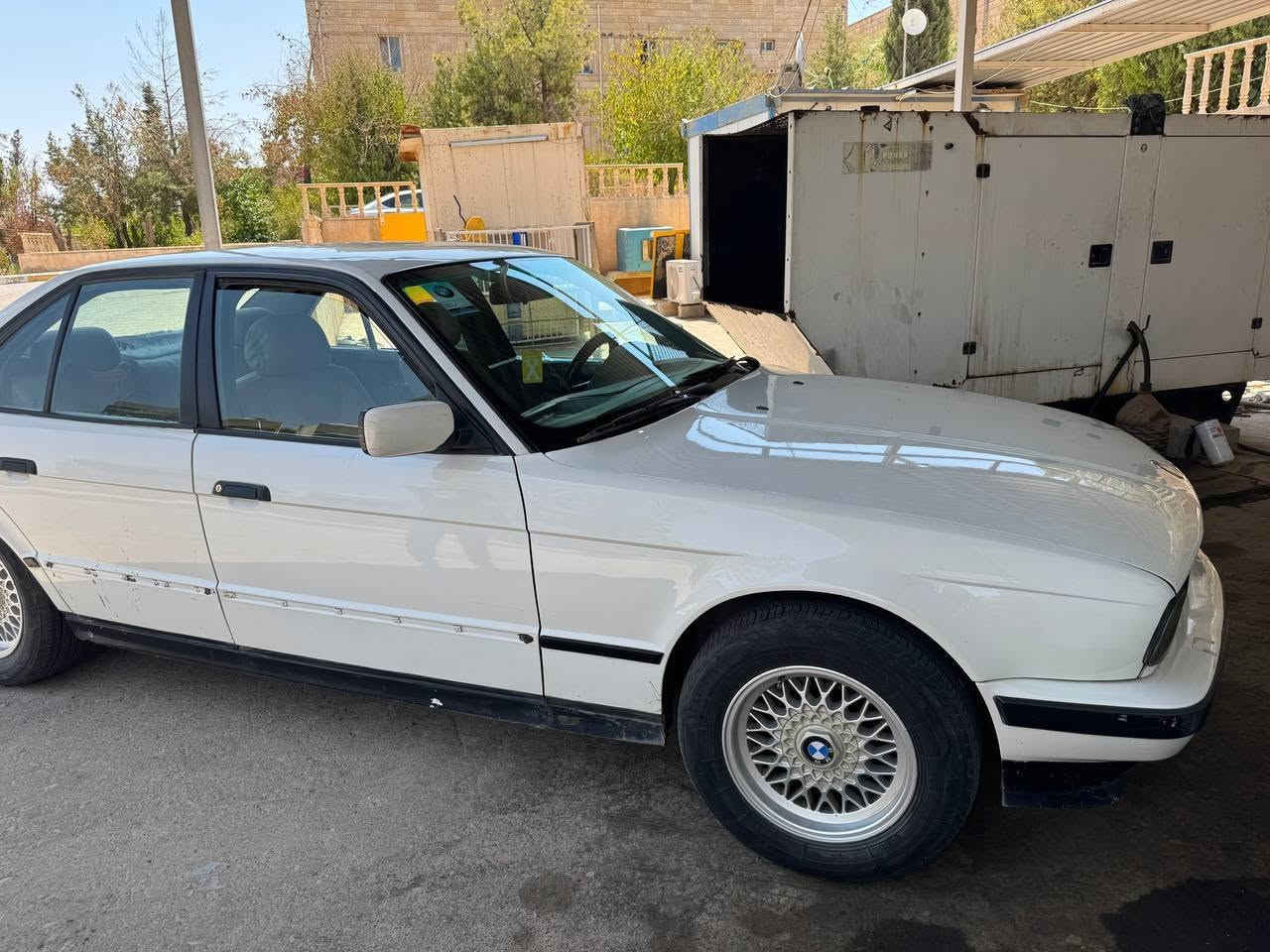 BMW 1991 
520
لون ابيض رقم كركوك مشروع وطني 
ورقة بنزين جاهزة 
گير و محرك مال بومة مبدل  محرك ستة سلندر حجم 28 بدون نواقص و مامفتوح و بدون خلل بشرط 
نظام ABS 
تبريد جاهز امامي خلفي 
جامات اربع اوتوماتيك 
صبغ حزام لون ابيض و داخلية لون رصاصي 
عنوان السيارة كركوك رحيم اوة 
للأستفسار الاتصال بالرقم  *********** كركوك, العراق
