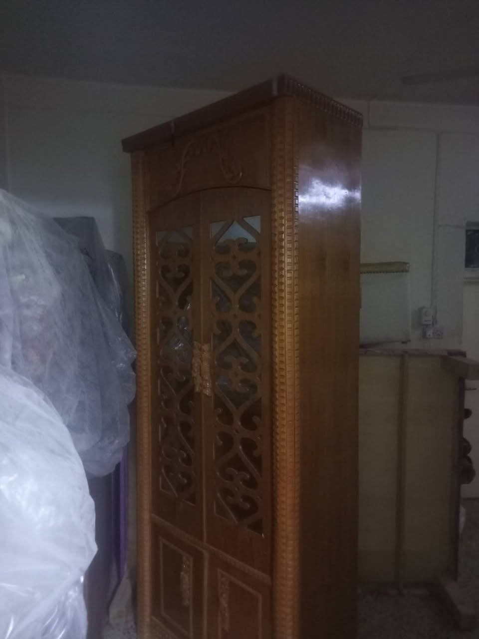 غرفه اخشاب • تخت موجود • مرايه مكسوره
