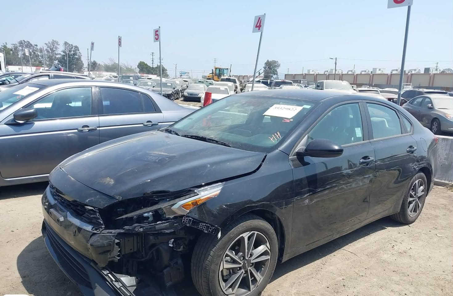 KIA Forte, Lxs 2024
حادث بسيط التفاصيل موضحه بالصور 

واصل بغداد مصلح ومكمرك 12,000 دولار 
وبيها مجال  ***********

