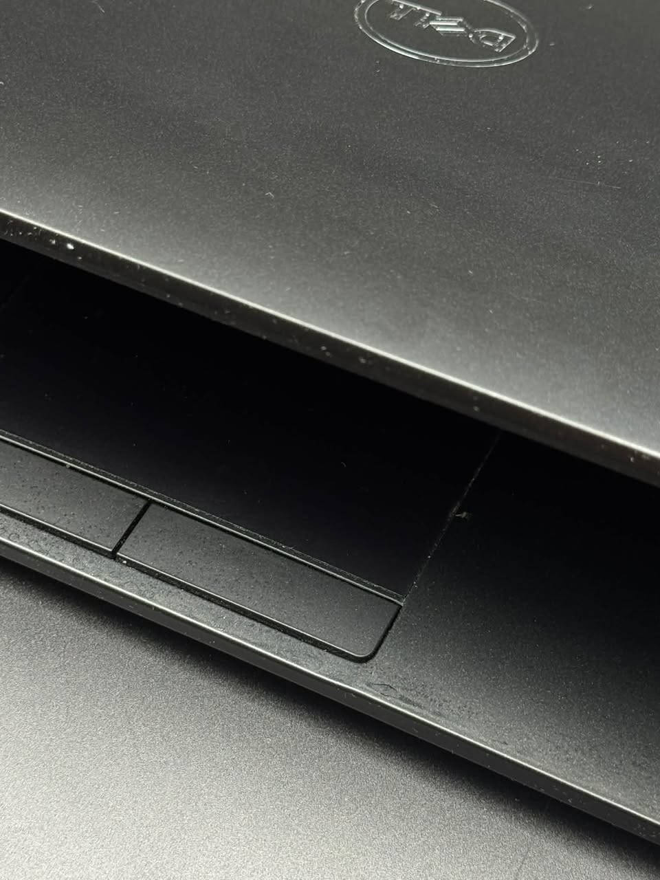 ✨ Dell Latitude 7490 (Touch Screen) - فخامة الأداء وشاشة اللمس! ✨
لأصحاب الذوق الرفيع والعمل المكتبي والدراسي المتنقل، لابتوب Dell Latitude 7490 من الفئة 7000 الفاخرة (استيراد أمريكي حصراً):  
🔹 المواصفات الفنية:
• المعالج: Intel Core i7-8650U (الجيل الثامن)
• الشاشة: لمس بالكامل (Touch Screen) بدقة عالية ودعم متعدد النقاط
• الذاكرة العشوائية (RAM): 16GB DDR4 لسلاسة تامة في التصفح والعمل
• التخزين: 256GB NVMe SSD سرعة فائقة في التشغيل نقل البيانات
• كارت الشاشة: Intel UHD Graphics 620
• التصميم: هيكل ألومنيوم نحيف، خفيف الوزن، ومتين جداً للعمل الشاق والتنقل  
📍 الحالة: نظيف جداً بحالة الممتاز (استيراد خاص).
📞 للحجز والاستفسار التواصل واتساب أو اتصال: ***********

نص مكتوب في الصور:
- System > About Storage 238 GB 43 GB of 238 GB used Installed RAM 16.0 GB Speed: 2133 MT/s WIN-B8MN0QFBA1U Latitude 7490 Device specifications Graphics Card 128 MB Intel(R) UHD Graphics 620 Processor Intel(R) Core(TM) i7-8650U CPU @ 1.90GHz 2.11 GHz Rename this PC Copy Search