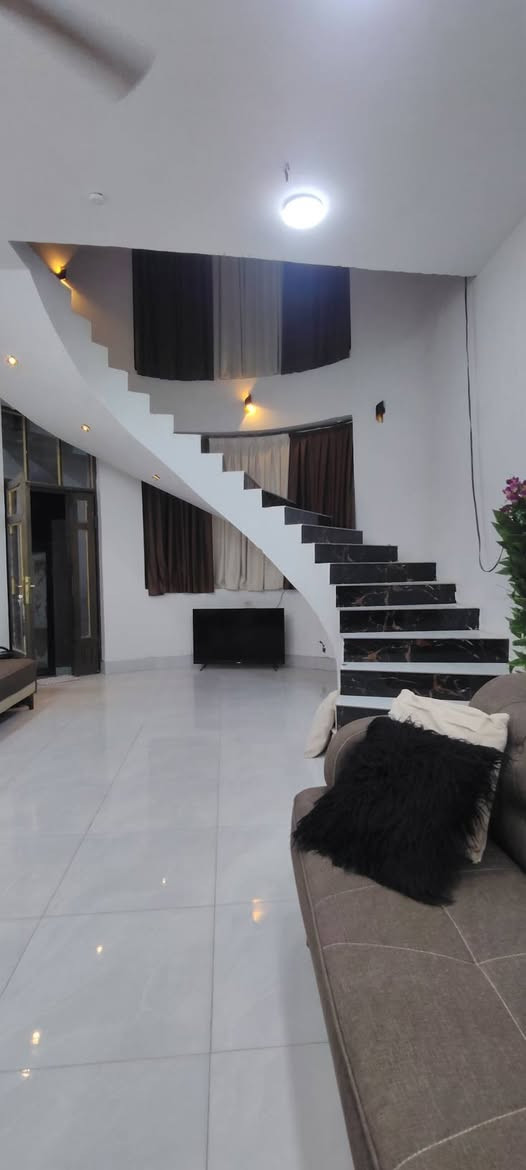 سلام عليكم بيت طابقين طابوزراعي سند 25
مساحته 156م
طريق ام عواد شارع رقم 6 شارع 10م
بناء سنة 2025
بناء طابوق الطابق الأول كونكريت والطابق الثاني عكاده 
يحتوي الطابق الأول على استقبال وصاله ومطبخ وغرفه ومناور ومجمع صحيات داخل و خارج 
الطابق الثاني يحتوي على غرفتين وصاله 
السعر 140وبي مجال بسيط
اتصال ***********

