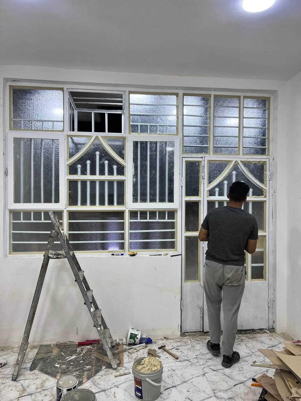 بيت سكني للبيع في بغداد – مدينة الصدر.
الموقع: مدينة الصدر، الكيارة (البيت داخل اول فرع في قطاع 68، بلوك رقم 1 خلف محطة تعبئة وقود قطاع 68 الحكومية).

المساحة الإجمالية: 144 متر مربع (الواجهة: 8 متر، النزال: 18 متر).

نوع السند: طابو ملك صرف (باسم مالك العقار مباشرة).

طبيعة وعمر البناء: بناء حديث جداً (سنة 2025)، الارضية رفت 50 سم البناء بالطابوق السقوف مسلح السطح كامل شتايجر، الستارة ملبوخة بالكامل من الداخل.

المواصفات والخدمات الفنية والتبريد:

الكهرباء: تأسيس بواري دفن، وتسليك وايرات سعودي (قياس 2.5 ملم و 6 ملم).

الماء والسباكة: بواري دفن على الطريقة الحديثة (نظام بطارية)، بواري الماء النازل قياس 2 إنج، تانكيات ماء عدد 2 (سعة كل تانكي 1000 لتر)، وكل حمام يحتوي على (شاور + بانيو + مغسلة + تواليت غربي).

نظام التبريد والسبالت: * الغرف الخلفية: تأسيس بواري دفن مخصصة للسبالت (يدخل منها أنابيب التبريد) مع تأسيس بواري فضلات المياه لتصريفها نحو المنور.

الغرف الأمامية بالطابق الثاني والاستقبال: مجهزة بنظام مكيفات (المكيفات موجودة ومتوفرة مع البيت).

اللبخ والإنهاءات: الحمامات مغلفة بالسيراميك بالكامل، باقي البيت لبخ إسمنت بالكامل (حتى السقوف) ومباشرة فوق الإسمنت بياض بورق.

ارضية البيت بالكامل بورسلين 60x60 سم

الدرج باية ومراية بورسلين محجر درج خشب

المناور: يحتوي البيت على مناور عدد 2 (بقياس 1.5 متر × 1 متر).

تفاصيل وتقسيم الطوابق والقياسات بالدقة:

الاستقبال: غُرفة استقبال كبيرة بقياس (6 متر × 3.60 متر).

المطبخ: بقياس (3 متر × 3.60 متر).

الصالة والدرج: صالة داخلية بالطابق الأول بقياس (4 متر × 5 متر) وبداخلها الدرج، والطابق الثاني يحتوي أيضاً على صالة بنفس القياس (4 متر × 5 متر).

غرف النوم (المجموع 6 غرف):

عدد 4 غرف نوم بقياس (3.60 متر × 5 متر).

عدد 2 غرف نوم بقياس (6 متر × 3.60 متر).

الحمامات (المجموع 3 حمامات):

حمامات داخلية عدد 2 بقياس (3 متر × 2 متر).

حمام وتواليت خارجي مشترك عدد 1 بقياس (2 متر × 1 متر).

السطح والبيتونة: بيتونة كبيرة بقياس (8 متر × 4 متر) قاصمة البيت إلى سطحين.

الملحقات الخارجية: كراج سيارة كبير بقياس دقيق (5.75 متر × 3.60 متر).

السعر الإجمالي: 275 مليون دينار عراقي
رقم التواصل: ***********.
