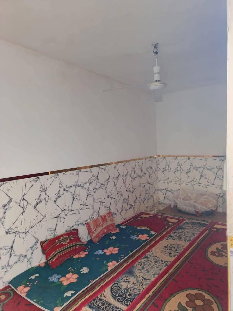 السلام عليكم ...دار للبيع .اصلاح زراعي مرفوعه بيه معامله تطويب باالبلديه...العنوان الحمزة الغربي قرب سيطرة الباشيه..نزله البوعبدان  ... على الشارع الرئيسي.  يبعد عن الشارع العام 300 متر تقريبا..ليس في فرع او دربونه على الشارع الرئيسي...    المساحه  150م مربع.. يتكون  الدار من غرفه نوم وصاله كبيره ومطبخ ومنور واستقبال وطارمه كبيره...جميع ارضيه الدار سيراميك...تتوفر جميع الخدمات .تبليط ..ماء ..كهرباء...السعر مناسب جدا .السعر ١٦ وبيه مجال بسيط للشراي الجاد...للشراء والتفاصيل الأخرى تفضل خاص او اتصل ب *********** يتوفر واتساب
