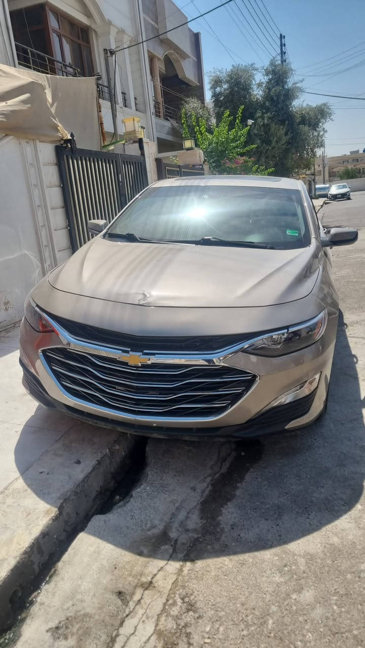 سلام عليكم للبيع ماليبو موديل ٢٠٢٤ مواصفات LT2 بانوراما ماشية ٥٤ميل بدون سبغ بدون دواخل فقط ٢ مكان رسعة  
مواصفات ويل كروم بانوراما،تبريد قطعتين،رادار ، كشن هيتر ،كهربايي و بعد هواي مواصفات 
رقم كاتي ٢ شهر باقي للرقم 
سعر ١٢٣
مكان اربيل حي فرمانبران 
***********

نص مكتوب في الصور:
- BIDCARS