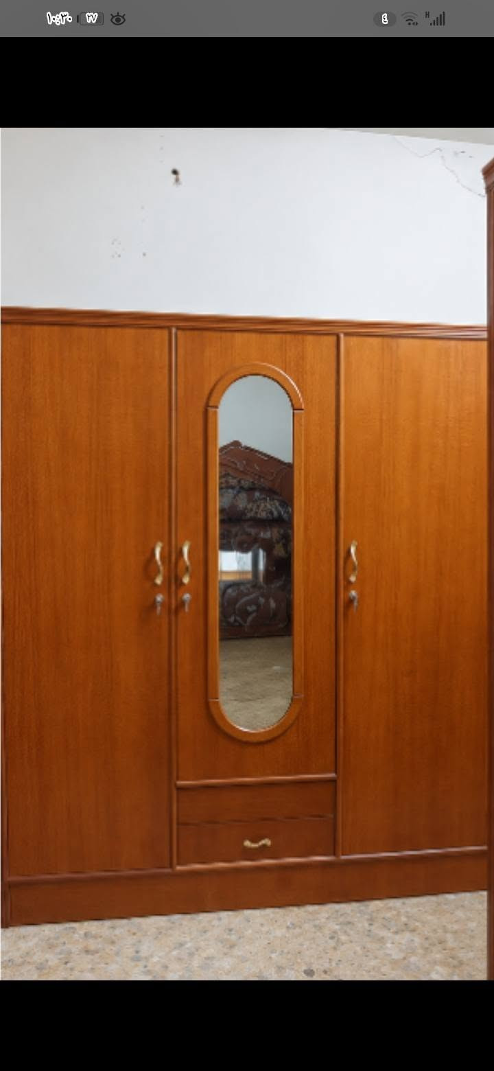 السلام عليكم. توفرت
1.. غرفه 6طابقين  شغل حطاطه  داخل سنديان خارج صاج... ظهر جرجوبه...
2.كنتور 3باب داخل خارج صاج ظهر جرجوبه ارتفاع 230سم..كل باب وحده.. 

3..كنتور 3ابواب ملحق شغل حطاطه كل باب وحده.

4..ميز مرايه شغل ثكيل صاج بورمي..

5..سرير نفر مكتبه مع كومدي..

6..تخت نفرين  دوشمه.. 

معلمين.. تواصل خاص او. اتصال . *********** بي واتس.
