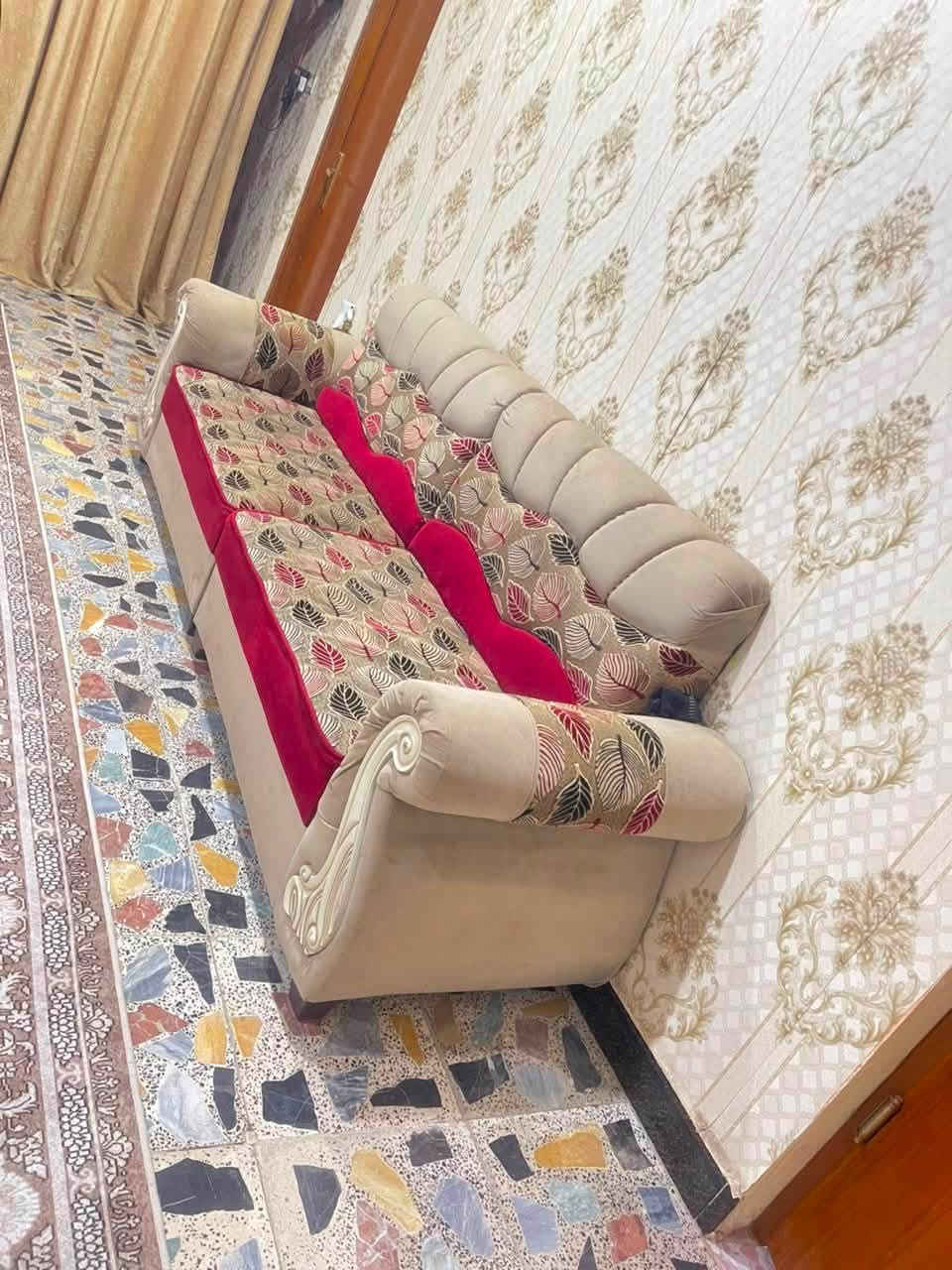 قنفات بحالة جيده للبيع السعر ٢٥٠ ألف وبيهن مجال رقم الهاتف *********** مكان صراجي عريسان
