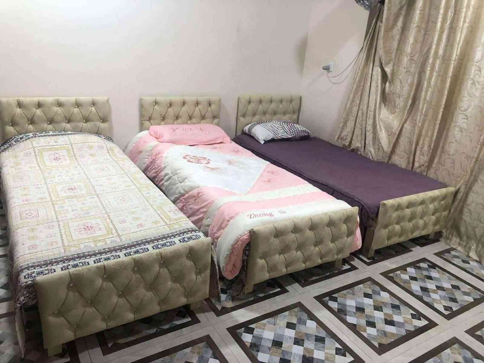 توصيل مجاني داخل الموصل 

تخت نفر خشب عراقي جديد بلوك احمر _16 ملم
رجلين 6_3×3_
السعر_ 55_
 التوصيل مجاني داخل الموصل  الون حسب طلب للحجز خاص

شرط اي اختلاف يرجع الطلب بيد المندوب بدون دفع اي مبلغ 

ملاحضه 
الون حسب طلب الزبون @إشارة

نص مكتوب في الصور:
- هلو عيني اشونج وصل التخت عاشت ايدكم وشكرا عالمصداقية ربي يحفظكم ويبارك برزقكم