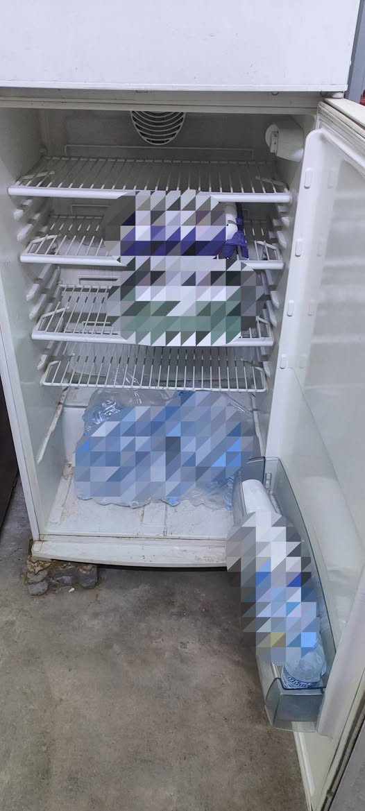ثلاجة للبيع بسعر مناسب للتواصل
*********** الدرج موجود ايضا
