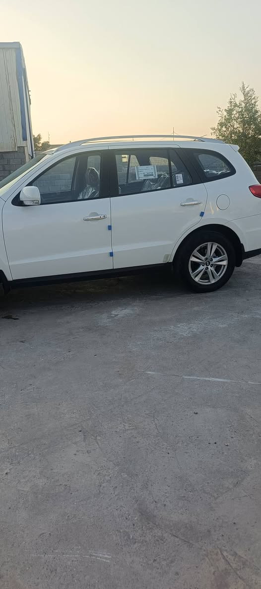 سنتافي ٢٠١١ فول مواصفات
رقم بغداد نكليزي 

فور ويل 

ماشيه ٩٨ حقيقي 

دك جرس بل ١٢٠

مكفوله من الصبغ والضربه 

مكينه ٦ سلندر ٣٥٠٠

واسط كوت
السعر ١٦٠ $
 ***********
