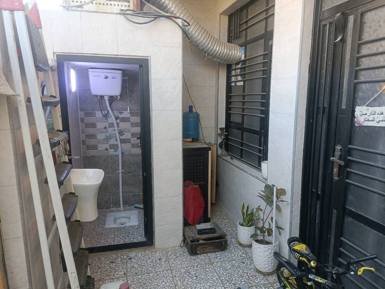 بيت ١٠٠ متر فول مواصفات طابقين نقص الغرفه الاخيره الفوك امسويهه سطح  كامرات وغاز دفن طابقين نقص الغرفه الاخيره الفوك بناء بدايه سنه   ٢٠٢٥ العنوان الزعفرانيه نهايت الاربع شوارع 
فرع المخبز المشتبى الفرع الرابع رقم الهاتف *********** السعر ١٣٠
شنو وضع الطابو بالضبط؟ صرف/مبدل/حر، وبي أي ملاحظات أو قابلية نقل مباشر؟: 
زراعي 
كم عدد الغرف والحمّامات بكل طابق، وشنو تفاصيل توزيع البيت من الداخل؟: 
ثلاثه 
البيت بأي جهة/زقاق بالزعفرانية بالضبط، وقريب من شنو معلم حتى يسهل الوصول؟: 
قرب مخبز المشتبى 
السعر ١٣٠ شنو عملته بالضبط: ألف دولار لو مليون دينار؟ وهل بيه مجال للتفاوض لو لا؟: 
١٣٠ مليون 
شنو الأشياء المشمولة بالبيع غير البناء، مثل المكيفات/المطبخ/الكاميرات/الأثاث، وهل أكو أي شغل بعده ناقص غير الغرفة الأخيرة؟: 
سخان تانكي عدد٢ 