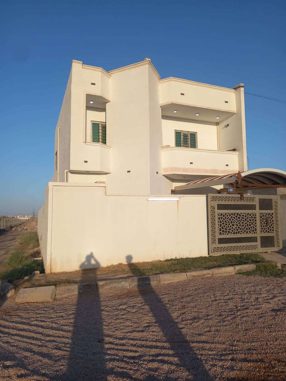 بيت للبيع ركن ٢٠٠ متر مساحته طابقين ٤ قرف نوم بنا ٢٠٢٣ سند تحويل بسمك مجمع سات في ال ٧ كيلو السعر ١٣٥ مليون 
***********
