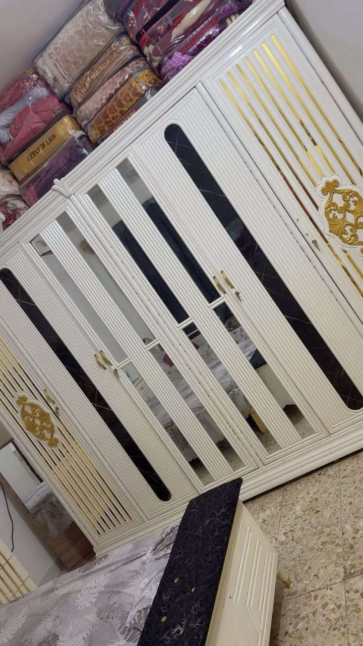 غرفت نوم للبيع نضافت الغرفه 80/100غرمه عراقيه الاستفسار عن هاذ الرقم ***********
