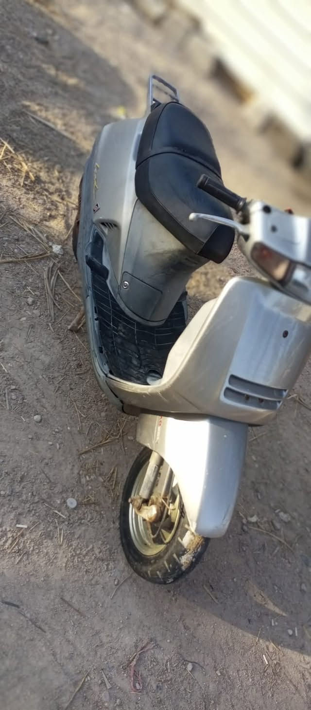 دراجه للبيع هوندا بطه ياباني اصلي 
الدراجه نظيفه حلوه كهربائيات كلها شغاله المكينه مجفته تجفيت جديد شغاله فقط نقصها مصاص طافيه والهندر خارط فقط 
ما بيها حادث وكاله الدراجه
 للتواصل واتساب و اتصال ***********
