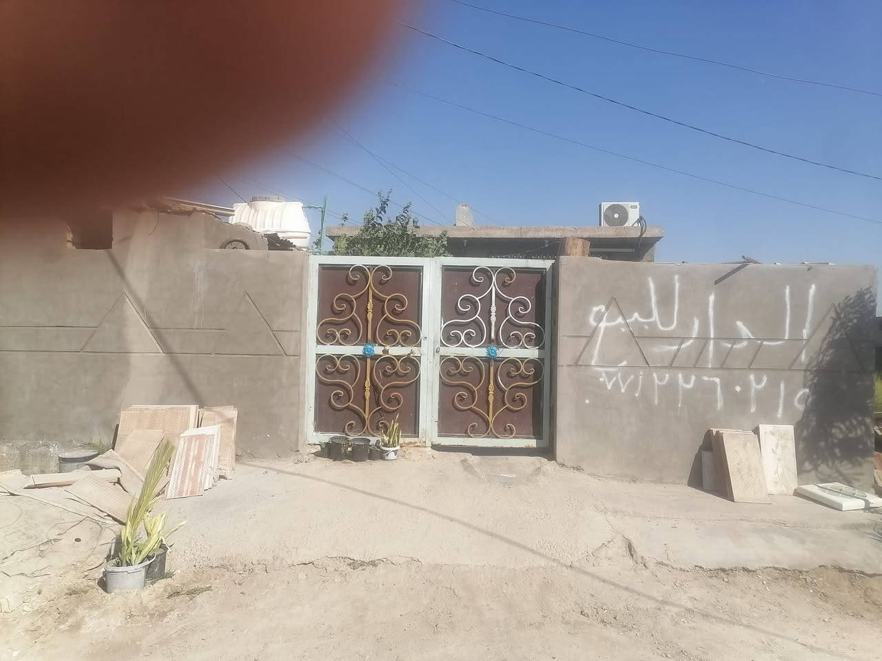 من رخصة المدير المحترم،،، دار للبيع في حي الصدرين، طريق الامام ابو الجاسم، ع، شارع المولدة مساحة الدار ٢٥٠ متر مربع يتكون من غرفتين نوم وصاله كبيره ومطبخ واستقبال، البناء طابوق والسقف صب مسلح بناء حديث مع حديقة كبيرة صحيات خارجية كامل الخدمات كهرباء وطني وخط مولد،،، المجاري على البزل الرئيسي مباشرتا،، عرض الشارع ٨ متر،،، رقم الجوال ***********،،،السعر ٥٥ قابل للتفاوض
