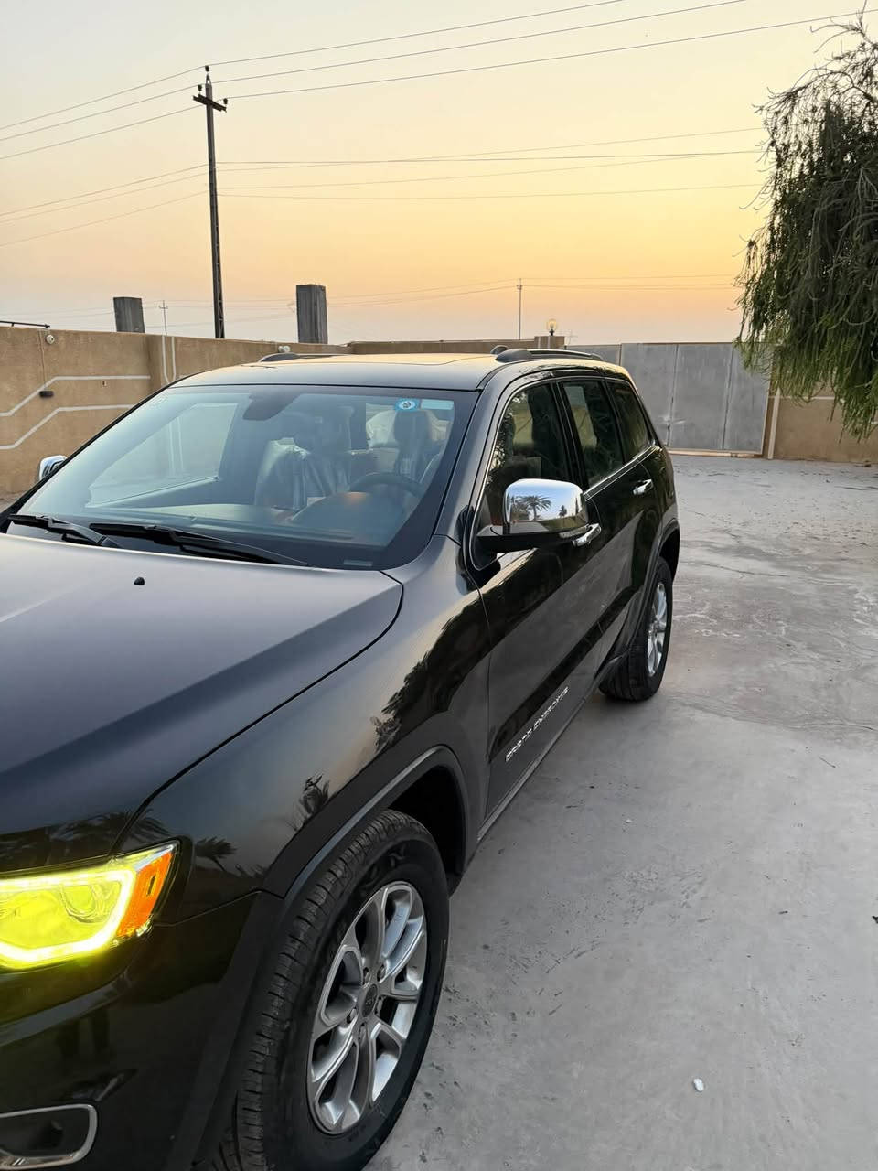 🚙 جيب 2016 - Grand Cherokee / Cherokee
وارد امريكي - فول مواصفات 

🔧 المواصفات الميكانيكية:

• المحرك: V6 - 3.6 لتر بقوة 290 حصان

• الكير: اوتوماتيك 8 نمر 

• نظام الدفع: 4x4 فور ويل 

💎 المواصفات الخارجية:

• فول مواصفات لمتد / اوفرلاند

• بصمة تشغيل ودخول ذكي

• فتحة سقف بانوراما 

• كشافات زنون + LED

• حساسات امامية خلفية

• كاميرا خلفية

• رادار امامي + مانع تصادم

• جنطة كهرباء 

• ويل كب حجم 20

• مرايا هيتر + نقطة عمياء

✨ المواصفات الداخلية:

• كشنات جلد + تدفئة وتبريد

• شاشة كبيرة لمس + GPS

• تدفئة ستيرن

• مثبت سرعة

• تحكم ستيرن فول

• تشغيل عن بعد

• تبريد قطعتين

• نظام صوت بريميوم

✅ السيارة:

• رقم بغداد

• سنوية جديدة

• حادثها: (الباب الي عكس السايق مبدل ضربه امريكا و الي يم الفتحة مال وقود شبر ورجعت بارد وشبر بارد بالباب الخلفي فقط )

المكان: ديالى - خان بني سعد 
السعر 185$ مجال جدا بسيط 
للاستفسار:  ***********
