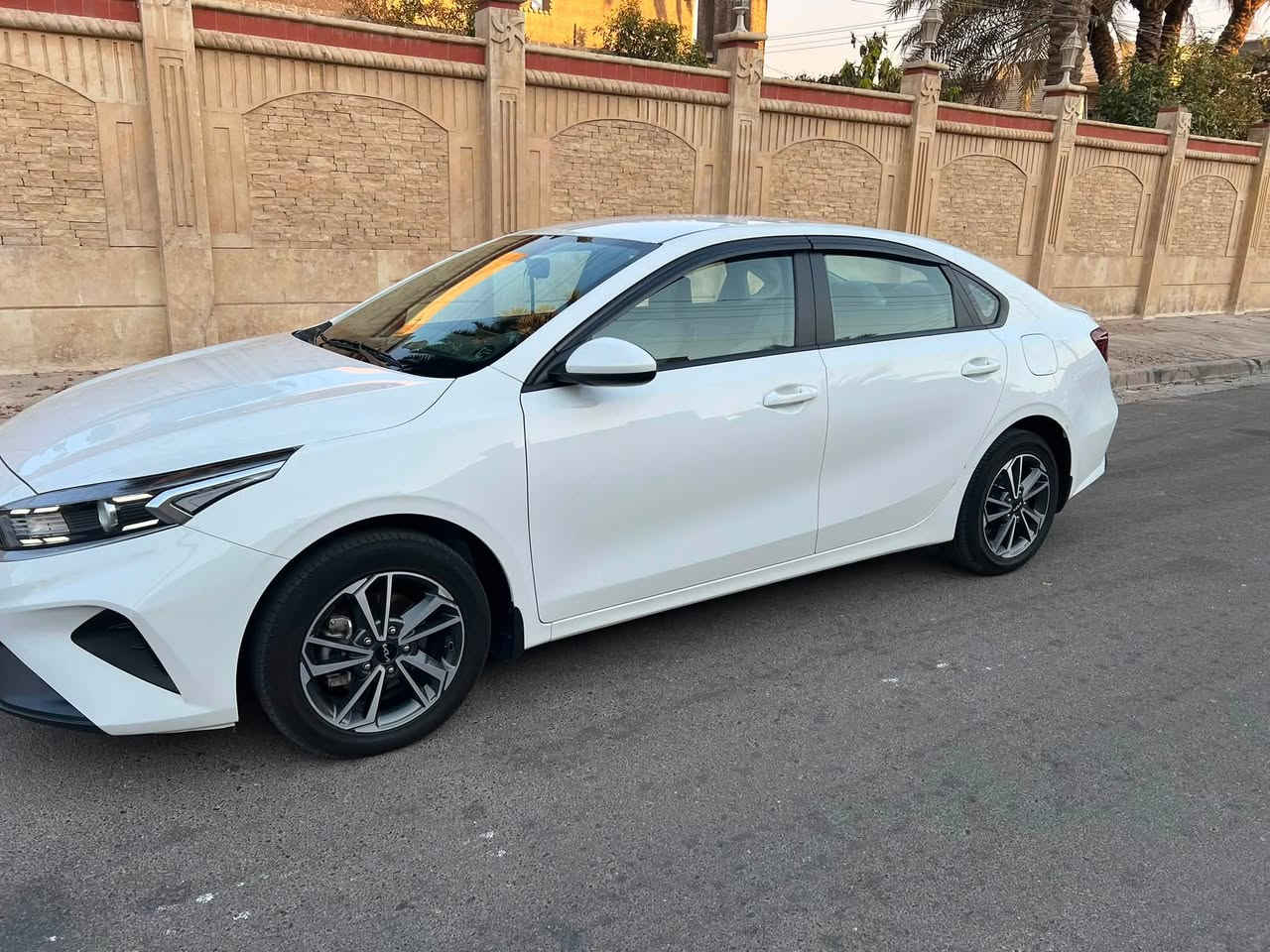 سلام عليكم عندي سيراتو 2024 نص مواصفات مكفوله من الصبغ والتبديل والفتح عدا مذكور بالفديو  المواصفات لدا امامي مكينه 2000 تحكم ستيرن حساس خلفي رقم بغداد باسمي رايده 162 وبيه مجال رقمي *********** مكاني بغداد حي الجامعه
