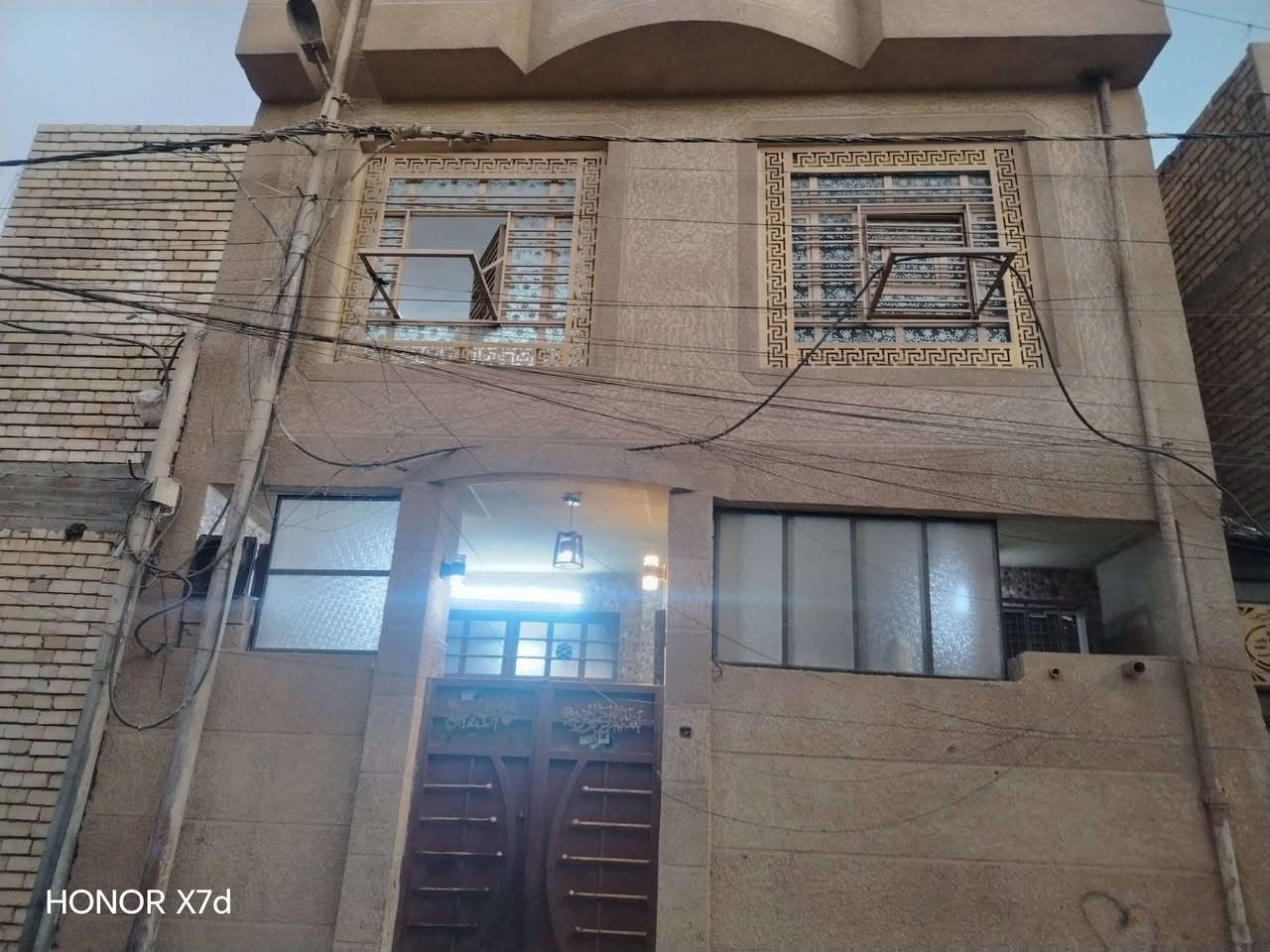 امامي طابقين خلف طارق بن زياد لفرع لمقابيل الخليج العربي بناء حد يث يتكون من ٤غرف نوم حمامات ٣ واستقبال وهول للاستفسار ***********.  ***********

نص مكتوب في الصور:
- HONOR X7d