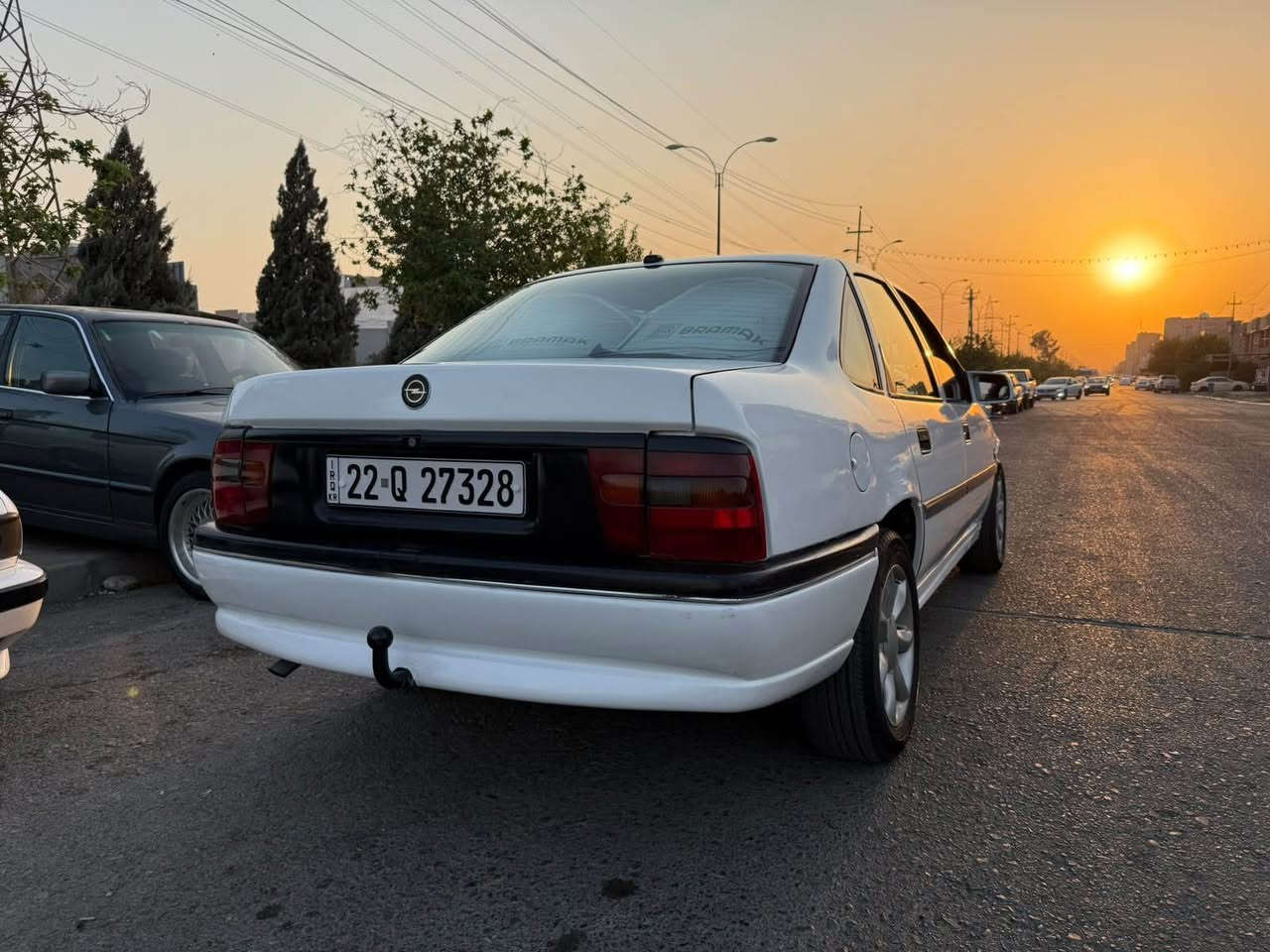 ڤیکترا ١٩٩٥
تەکسی بوە کرایتە خسوسی
گێر و مەکینەی بە شەرت 
مەکینە سەنی
رەقەم و سەنەوی نوێییە
لێدرانی نییە 
یەک دینار مەسرەفی نییە 
سعری ٤٧ وەرەقە و مەجال 
لە هەولێرم 

*********** أربيل, العراق
