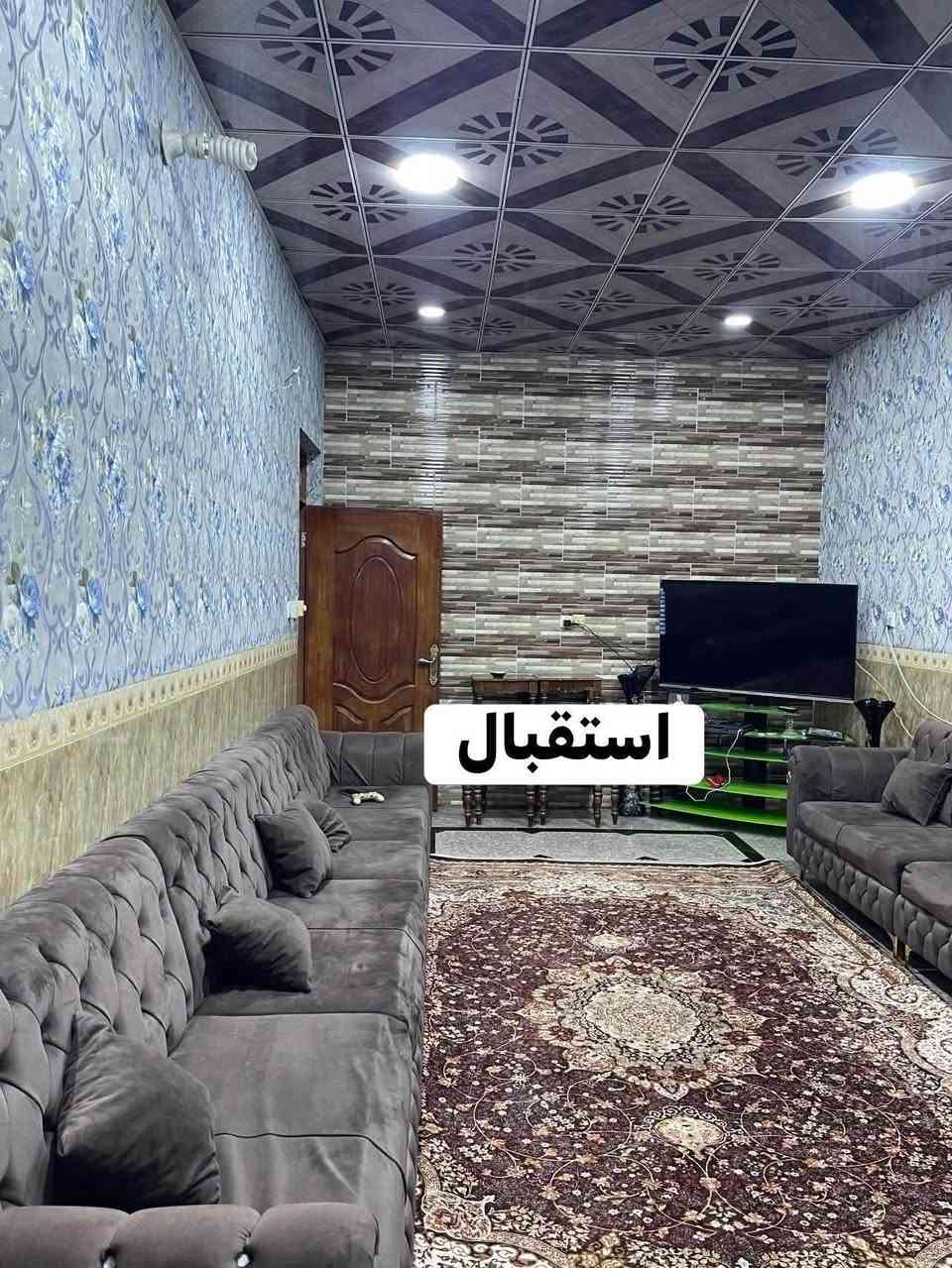 مراوس مع مزرعه بالديوانيه او بيع عادي
بيت في الخصيمه طابو صرف 3 طوابق ع شارع العام ركن يم المركز الشرطة طابق الارضي غرفه ،الثاني 4 غرف ،الثالث غرفه وحده 1 مجموع الغرف 6 غرف نوم ، الاستقبال طولها 6 امتار حمامين داخلي وخارجي بناء حديث 
مساحة120
***********

نص مكتوب في الصور:
- صالة
- غرفة بالطابق الارضي
- مطبخ بارد
- استقبال