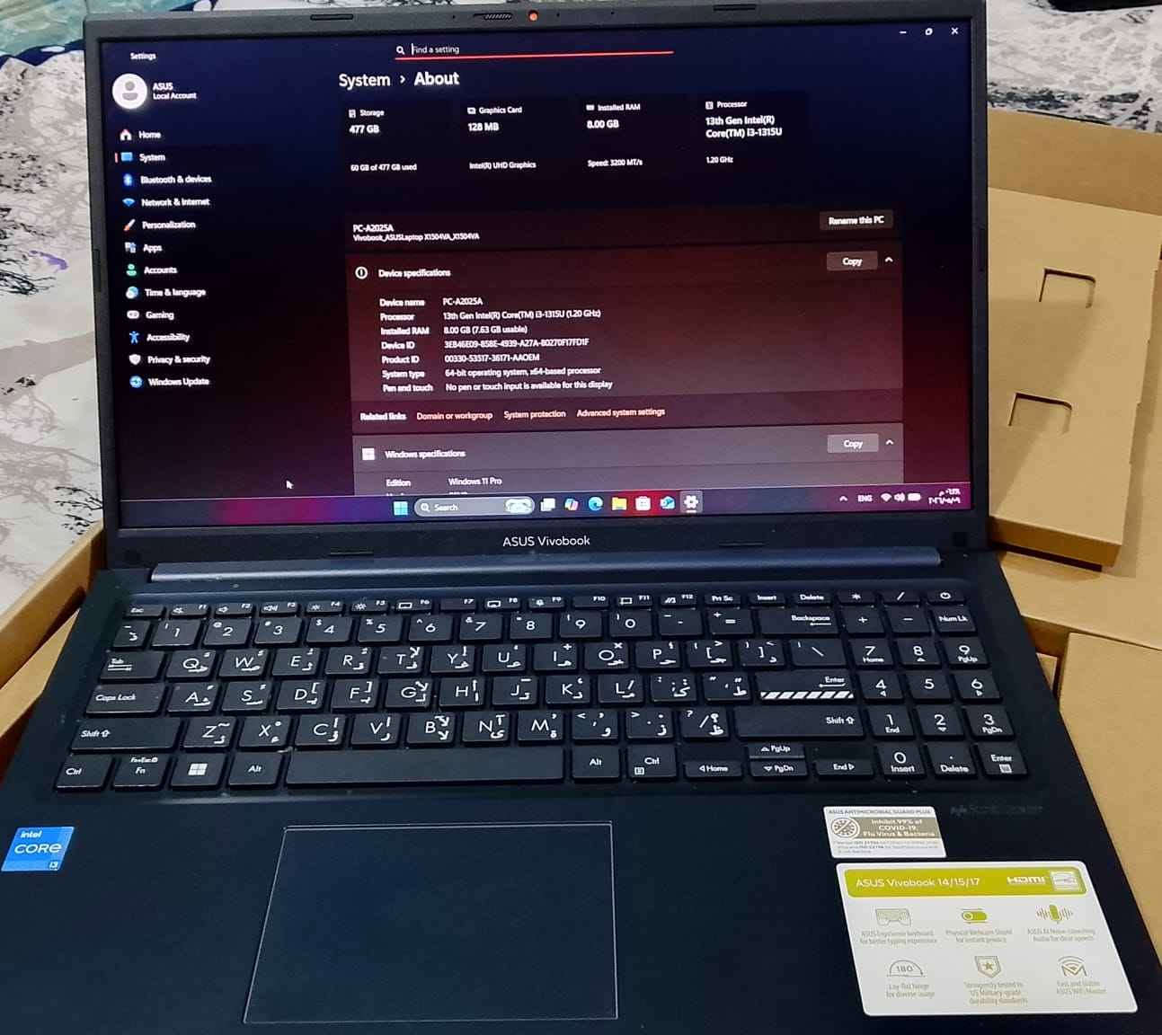 لاب توب للبيع // نوع ASUS Vivobook 15 
السعر (٤٠٠ ألف) مكاني بغداد حسينية الراشدية
 *********** او ***********

​المعلومات الأساسية
الجهاز "نظافة 95% مع الكارتون"
​الموديل (Model): ASUS Vivobook 15
(الرمز الدقيق: X1504VA-NJ816).
​اللون: أزرق هادئ (Quiet Blue).

​المواصفات التقنية (Hardware)
​المعالج (CPU): Intel Core i3-1315U
(من الجيل الثالث عشر، وهو معالج اقتصادي وجيد للمهام اليومية والدراسية).

​الذاكرة العشوائية (RAM): 4 جيجابايت من نوع DDR4
(مدمجة على اللوحة الأم On-Board).

​التخزين (SSD): 512 جيجابايت من نوع NVMe PCIe 3.0
(سريع جداً في التشغيل ونقل البيانات).

​الشاشة (LCD): مقاس 15.6 بوصة بدقة FHD (1920x1080)،
وهي شاشة قياسية مريحة للعين.

​كرت الشاشة (VRAM): لا يوجد كرت شاشة منفصل
 (يعتمد على الكرت المدمج في المعالج Intel UHD).

​المنافذ والاتصال
​المنافذ (USB): يحتوي على منفذ USB 2.0، ومنفذين USB 3.2، ومنفذ واحد USB-C.

​الاتصال اللاسلكي: يدعم Wi-Fi 5 و Bluetooth.

​البطارية: 3 خلايا بقدرة 42 وات في الساعة. بغداد, العراق

