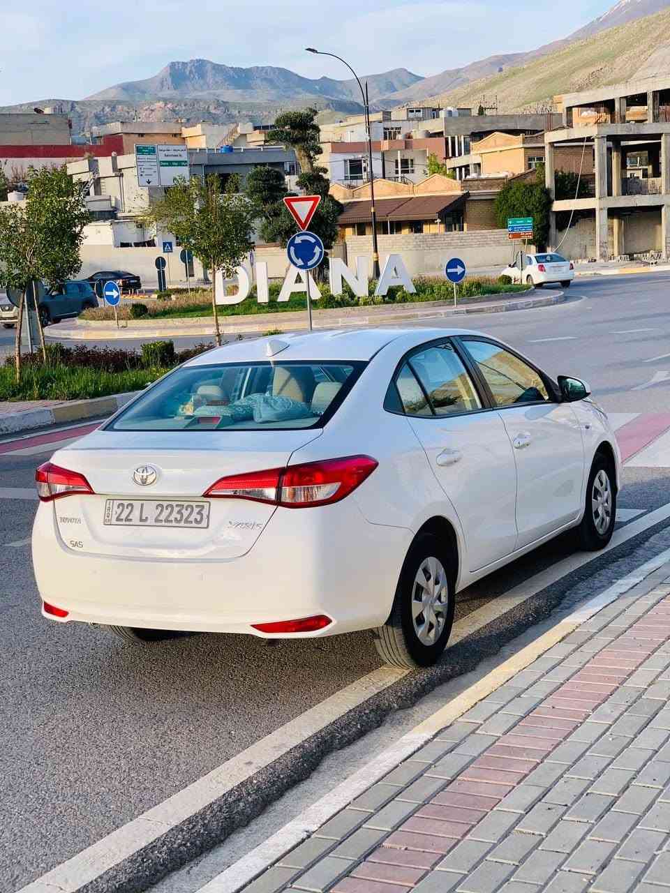 تۆیۆتا یارس مۆدێل ٢٠٢١ بۆفرۆشتن.
هيج بؤياخ نيه 
هيج سارده كوت نيه 
مه كينه گه وره 
سه نه وى نوئيه .
٩٧ هه زار رؤيشتوه.
نرخی ١٣٥ 
ژ.ت ***********
شوێن سۆران
