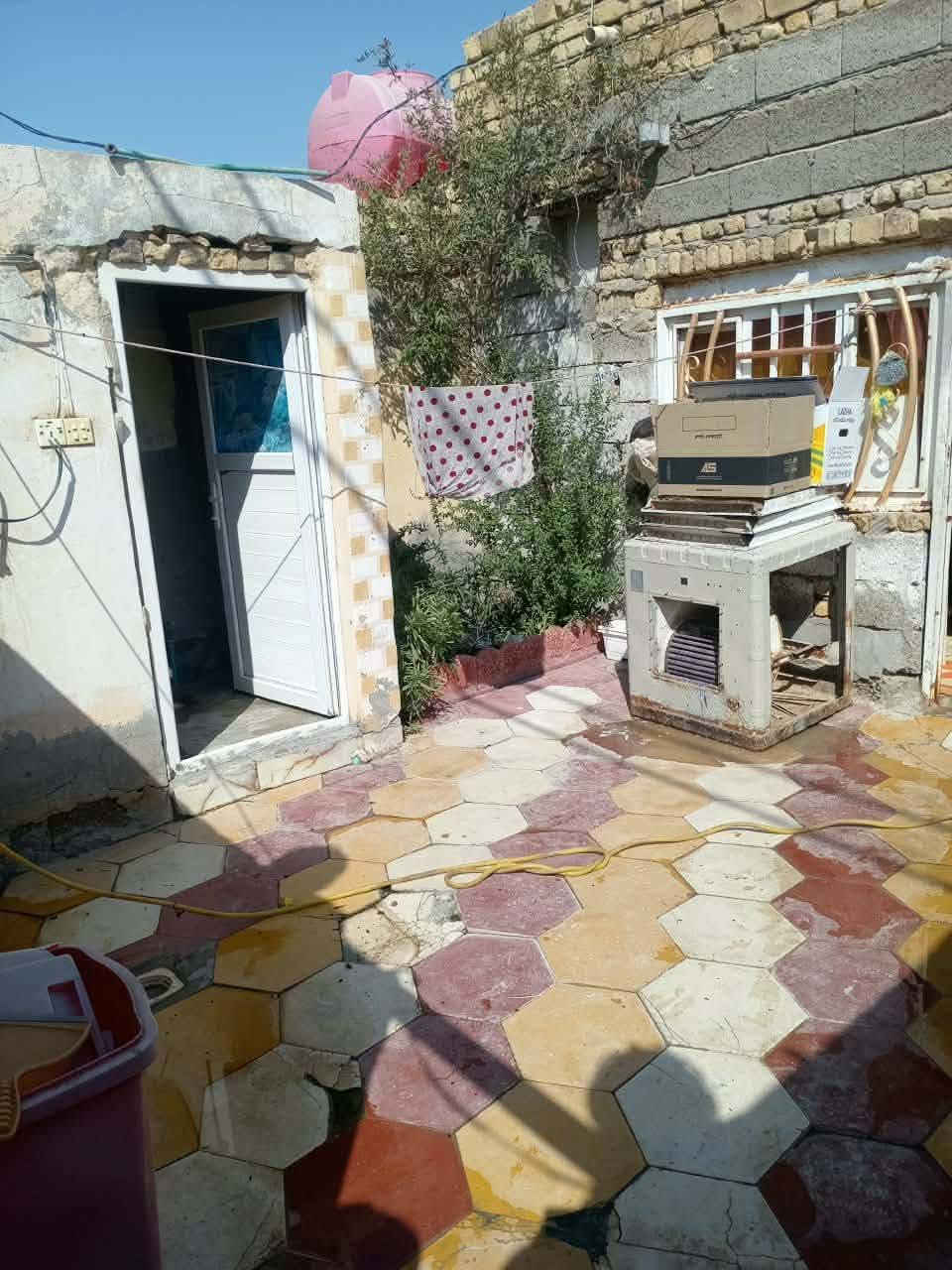 سلام عليكم بيت بالحمد مساحه 110 غرفه وصاله ومطبخ حمام وتواليت خارجي وداخلي طارمه ولتفاصيل عل خاص سعر 20 وبي مجالل قليل...رقمم ***********
