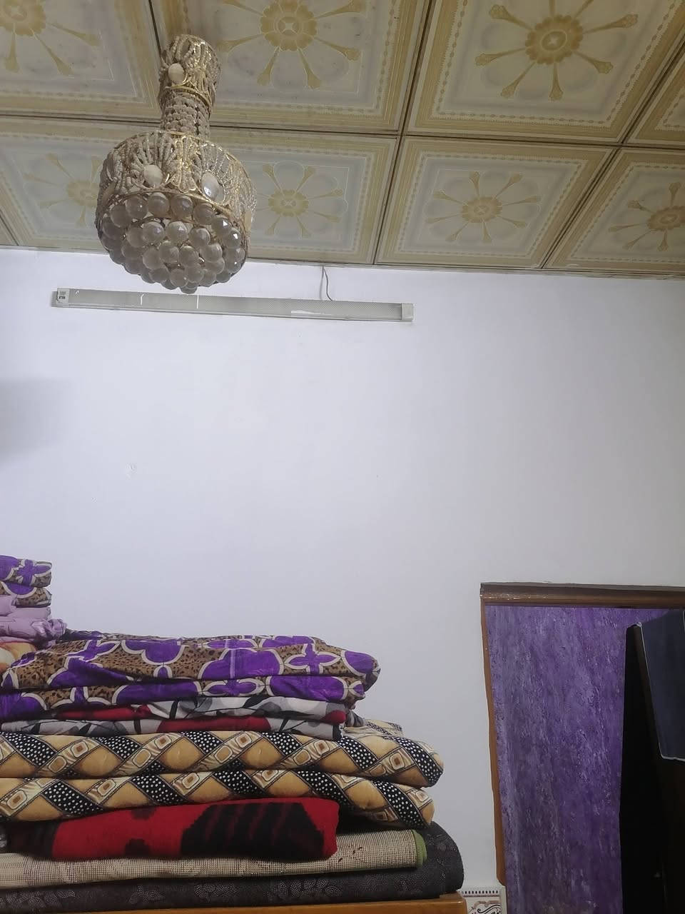 السلام عليكم دار للبيع المساحه 100 متر غرفه وصاله مطبخ صحيات اثنين استقبال متشرف بناء بلوك السقف اعكاده على شارعين تبليط ماء كهرباء قريب على الشارع مدارس قريبه للبنين والبنات منطقه البو نعمان في الصوب الصغير عقد 25 مشمول بتطويب السعر 38 واي استفسار اتصل *********** او *********** وتساب

