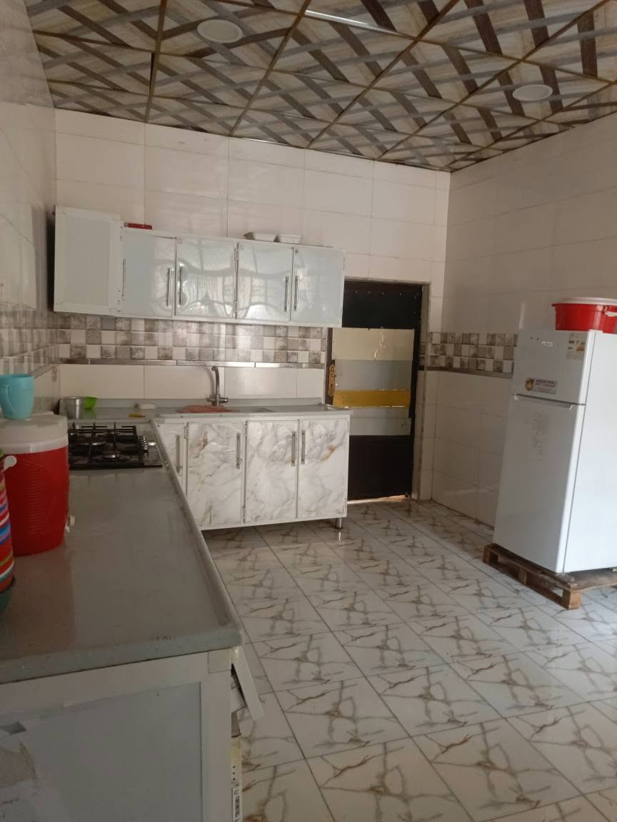 بيت للبيع ١٧٠ متر  الكوفه منطقت الكرشات خلف بستان ابو تكليف زراعي ٢٥ يتكون من خلفتين ومطبخ حار وبارد وصاله وستقبال البيت جاهز سقوف وبرسلين وسرابيم البيت كونكريت اساس وصب وبناء طابوق السعر ٦٥ وبي مجال الاستفسار النتصال عله الرقم *********** البيت قليب عله شارع المعمل مقابيل مجمعه المختار بشار الطاقه خلف المقنص بشارع فقط النجف, العراق

نص مكتوب في الصور:
- Meta AI