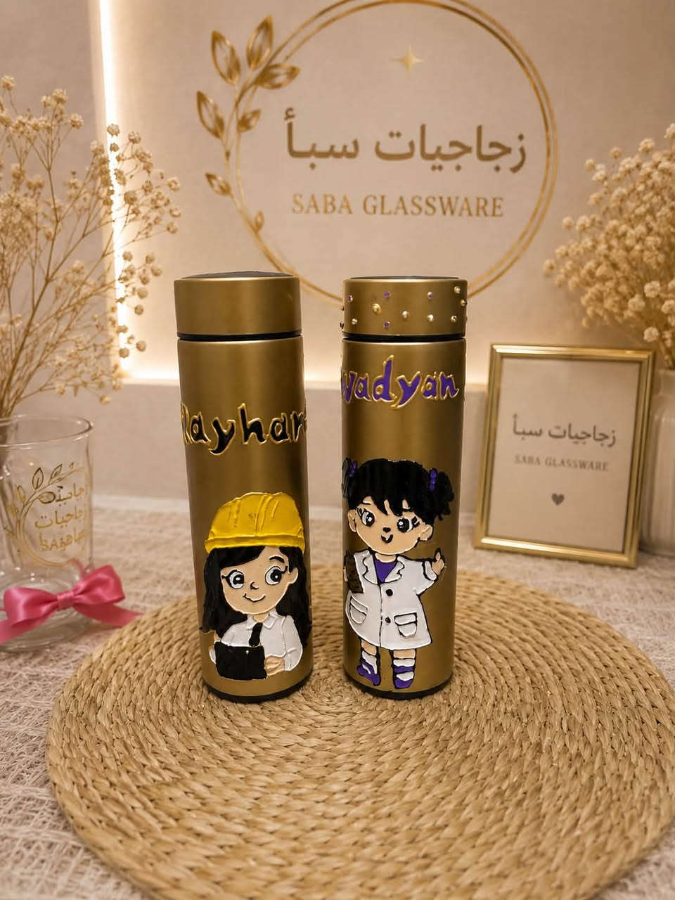 مطاريات مدارس حسب الاسم 
سعر المطاريه ب 7 
عنواني كرغوليه و عندي توصيل لخارج المنطقه ولكل العراق 
هذا شغلي❤️🦋
هذا رقمي حجز واتساب ***********

نص مكتوب في الصور:
- سعرها 8 آلاف فقط
- تفاصيل صغيرة .. تصنع فرقاً كبيراً.