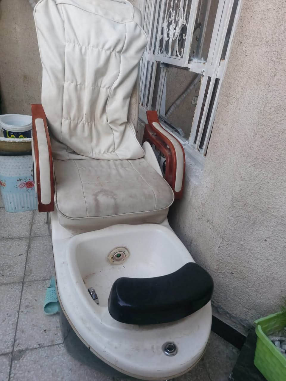 كرسي (Pedicure Spa Chair)بديكير وسبا لصالونات التجميل:
 المقعد: مريح ومبطن بجلد ، مع مساند أذرع خشبية أنيقة تحتوي على حامل أكواب مدمج.
 الحوض: حوض سفلي مدمج لغسيل ونقع القدمين، مزود بمسند قدم جلدي أسود وفتحات لضخ المياه (جاكوزي).
 التحكم: مزود بلوحة تحكم كهربائية جانبية، ومقابض لتعديل وضعية الكرسي.
 التمديدات: يحتوي على الأنابيب اللازمة لتوصيل وتصريف المياه.
 الحالة: مستعمل، الهيكل قوي ومتين جداً، ويحتاج فقط لتنظيف بسيط ليكون جاهزاً للعمل. السعر 800 الف 
رقم الهاتف ***********
