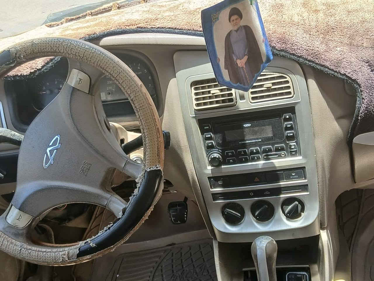 السلام عليكم ورحمة الله
السياره شيري كوين مصفره هيئة وغرامه بسمي السعر 30ورقه وبيهه مجال حك الجيه 
الرقم والاستفسار 
***********
