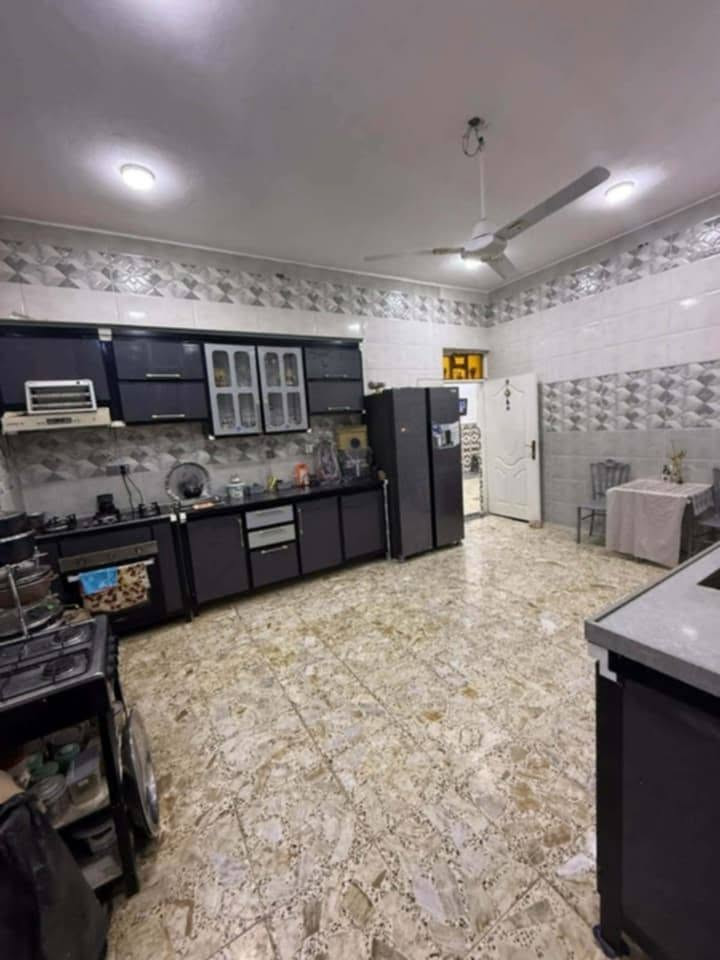 بيت للبيع حي الحكيم شارع بيت خليفة مساحة 230متر شارع 10يبعد 500متر عن الشارع يحتوي على غرفتين نوم ومطبخ واستقبال وهول وحمام داخلي ومجموعه صحيات خارجي . وكراج سيارة كبير السعر 50   وبي مجال حك الجية  
الاتصال على رقم ***********
